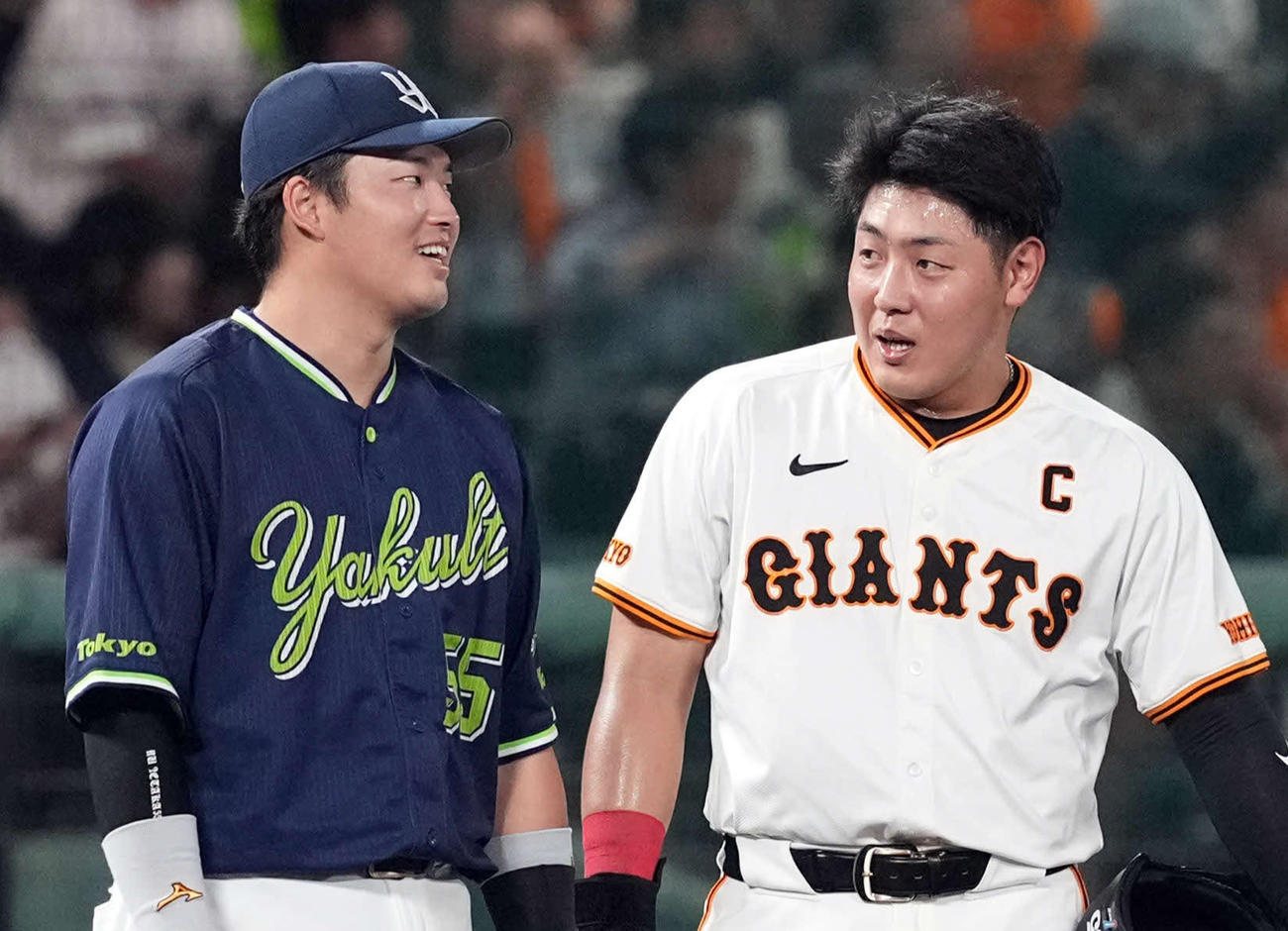 ヤクルト村上宗隆（左）と談笑する巨人岡本和真（2024年9月5日撮影）