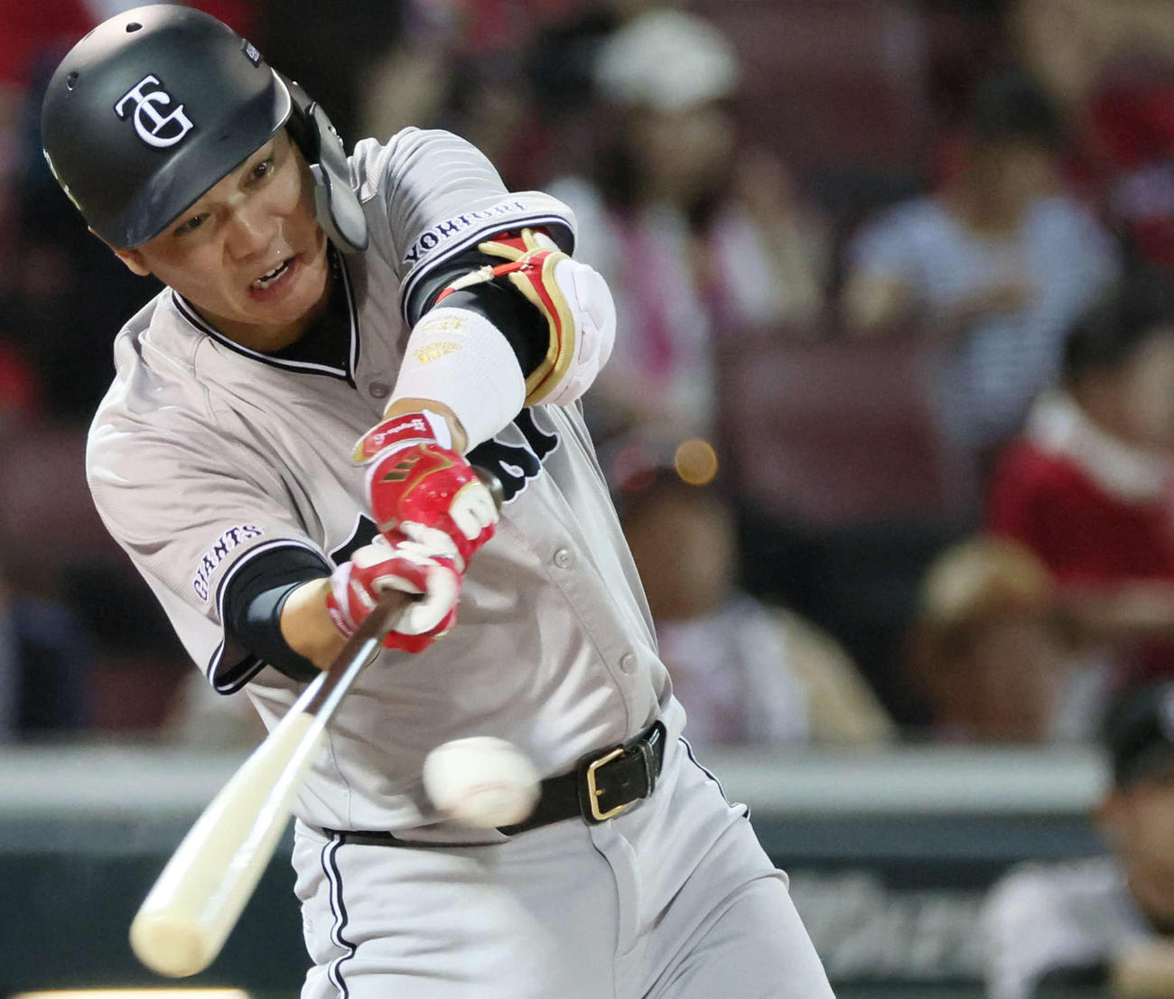 広島対巨人　3回表巨人2死三塁、坂本はセカンド適時内野安打を放つ（撮影・加藤孝規）