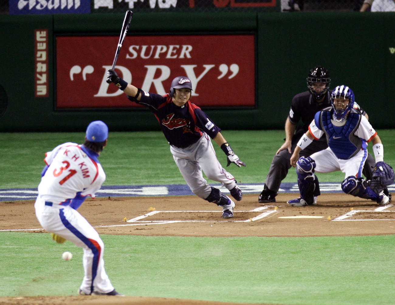 09年3月、WBC第1ラウンド　日本対韓国　1回表日本無死一、二塁、先制適時打を中前に放つ青木宣親