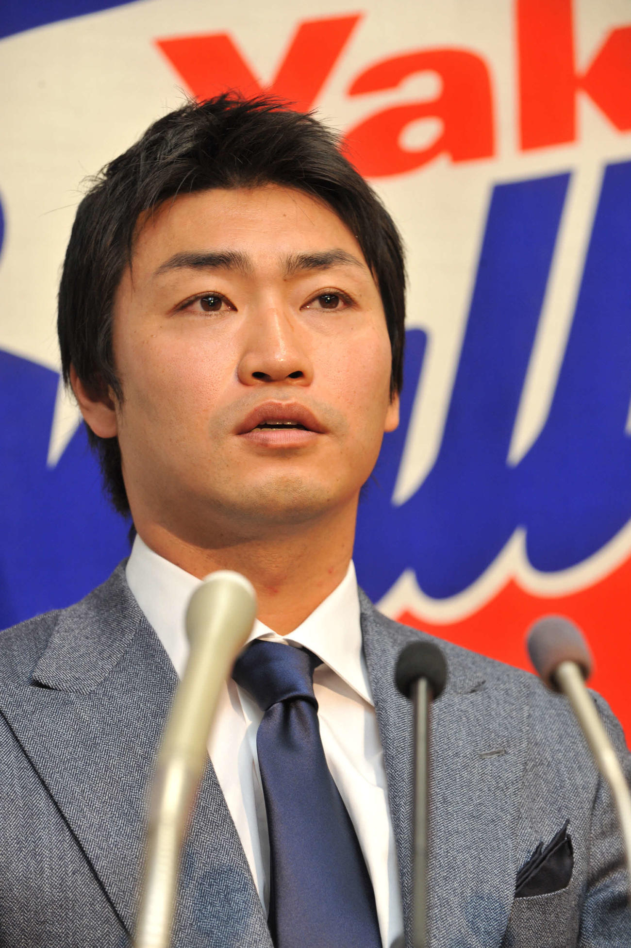 ポスティングシステムにより念願の大リーグ挑戦が正式決定したヤクルト青木は複雑な心境を吐露し会見中は終始厳しい表情を見せた（2011年11月10日）