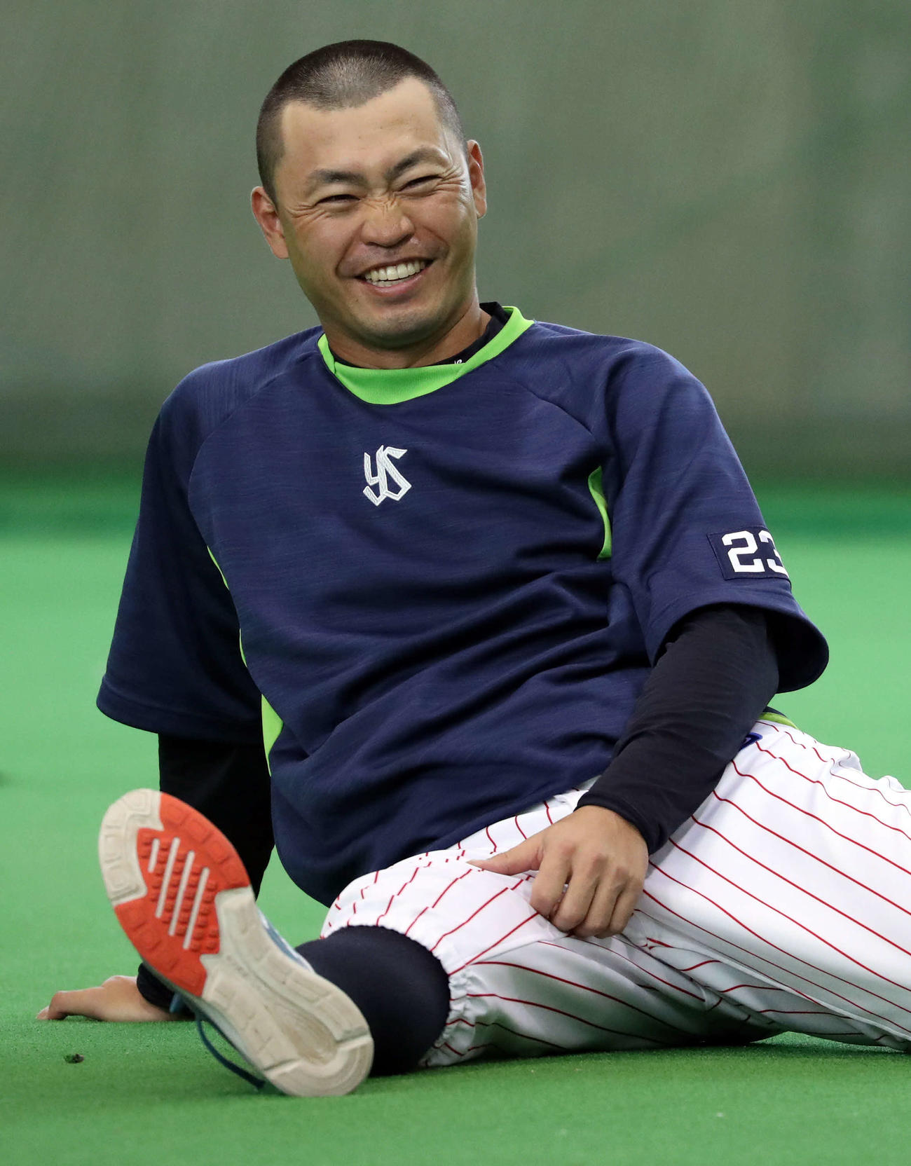 キャンプの休日明けの練習で丸刈り姿で登場し、笑顔を見せる青木（2019年2月13日）