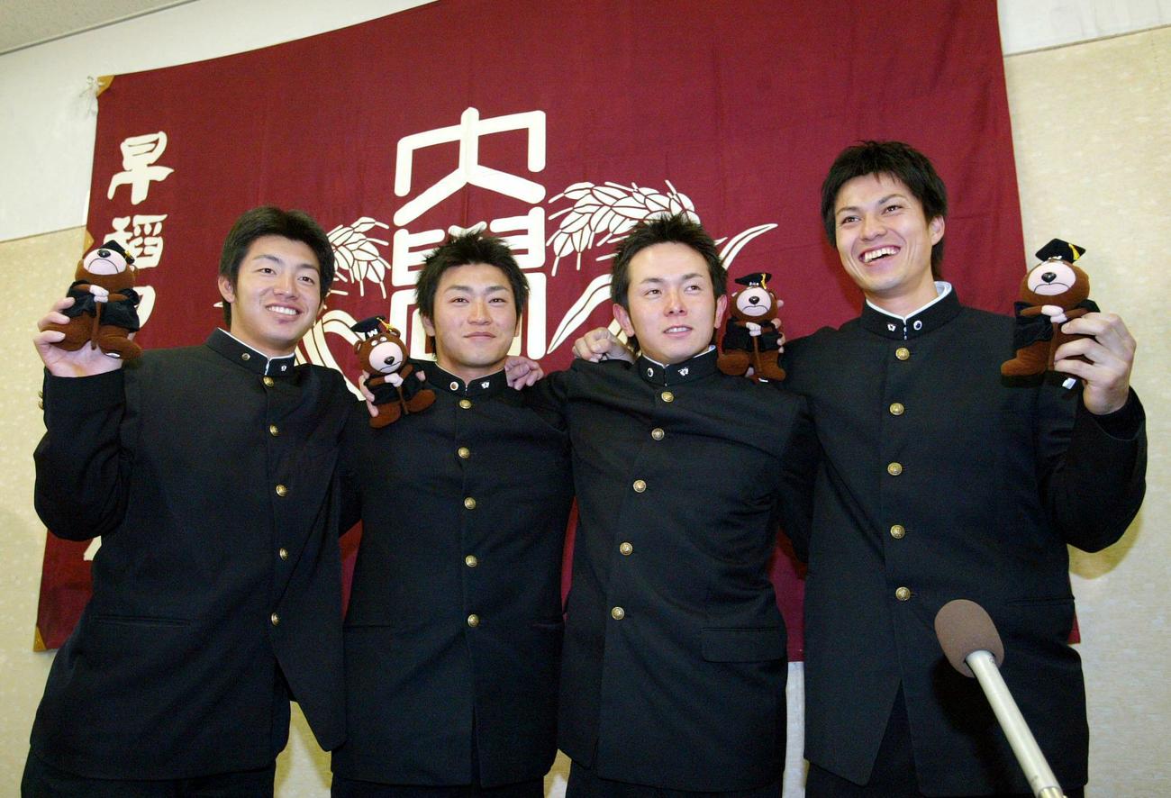 2003年ドラフト会議　そろってプロ野球への道を決めた早大の（左から）鳥谷敬（阪神が自由獲得枠で指名）、青木宣親（ヤクルトが4巡目指名）、由田慎太郎（オリックスが8巡目指名）、比嘉寿光（広島が3巡目指名）は、校旗の前で早稲田のマスコットを手に笑顔を見せる（2003年11月19日）
