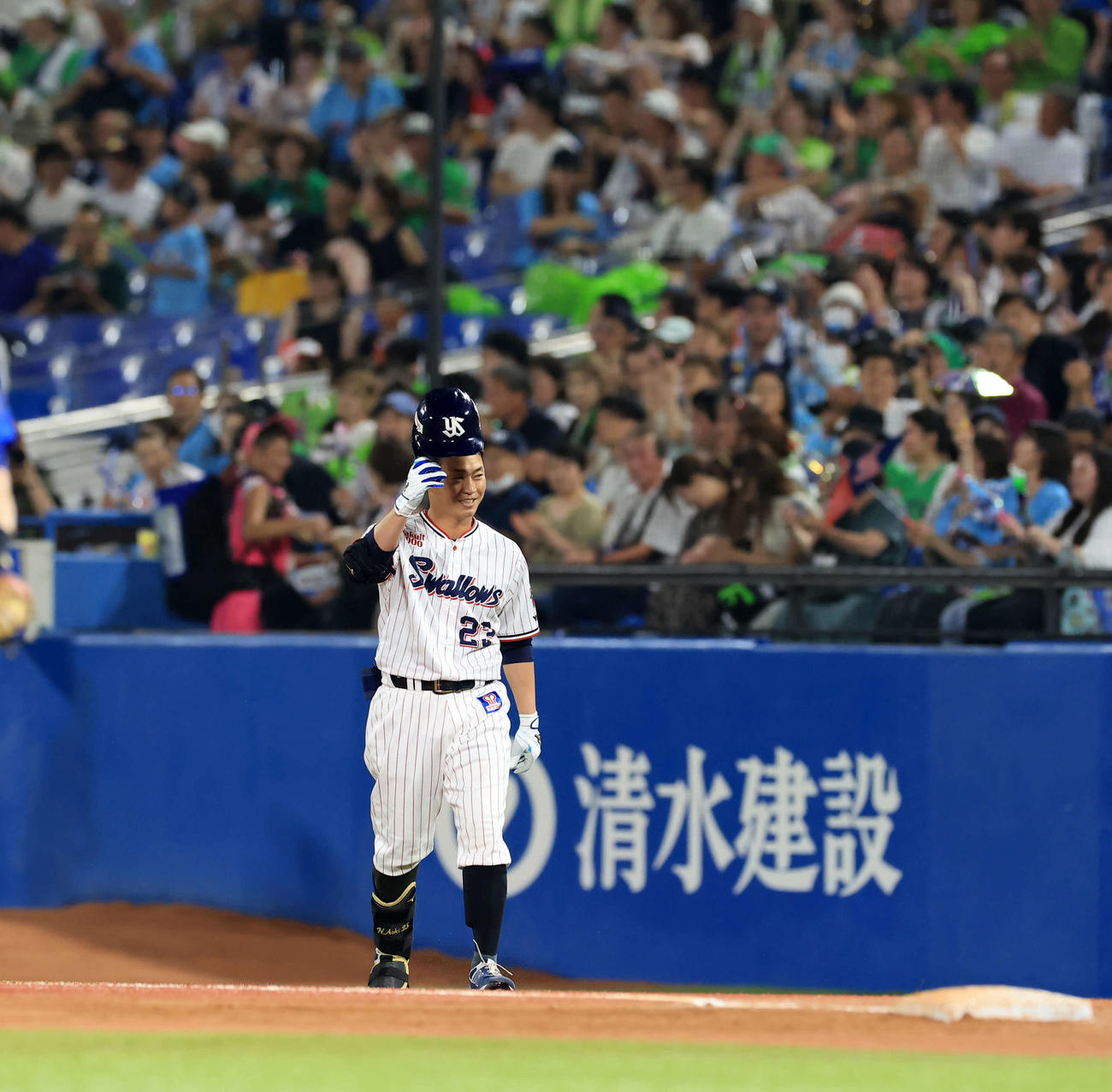 24年7月20日　ヤクルト対DeNA 5回裏ヤクルト無死一、三塁、青木は遊内野安打を放ち笑顔（撮影・浅見桂子）