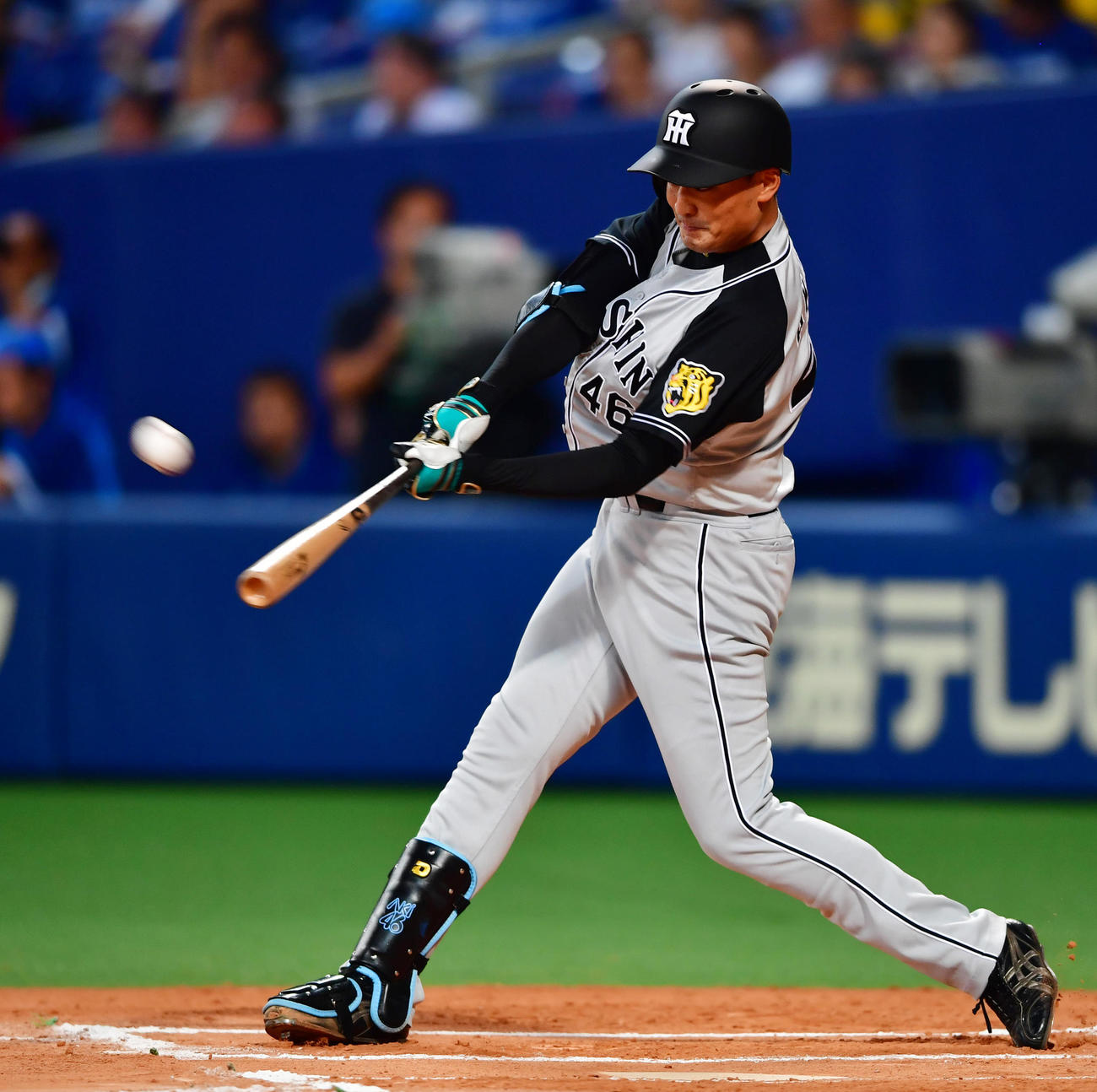 17年8月18日　中日対阪神　6回表阪神2死二塁、右越え2点本塁打を放つ秋山拓巳（撮影・清水貴仁）