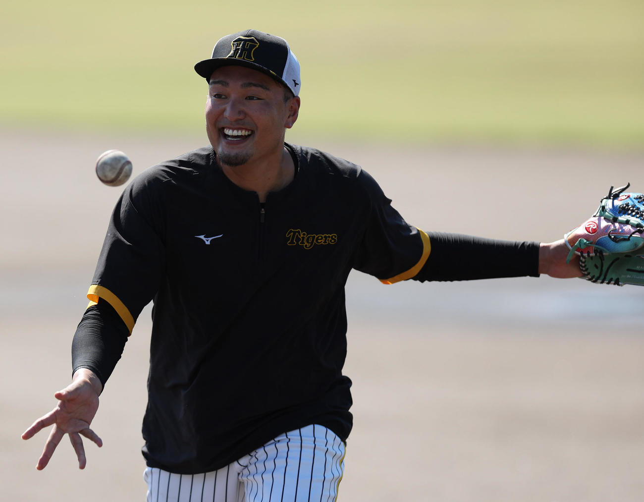 笑顔を見せながら練習に臨む阪神秋山（撮影・前田充）