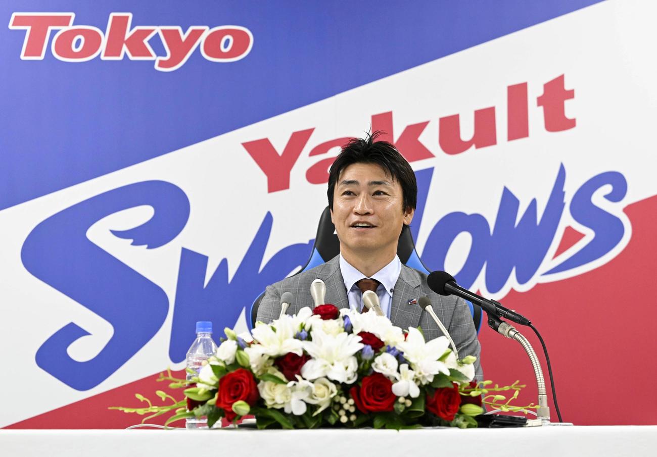 現役引退の記者会見をするプロ野球ヤクルトの青木宣親外野手＝13日、東京都内の球団事務所（共同）