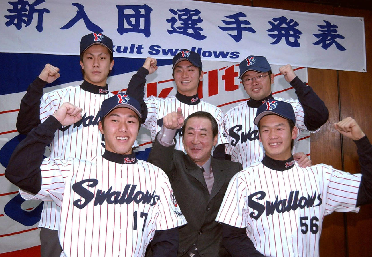 2003年12月、ヤクルトに入団し若松監督と写真撮影をする青木宣親（後列中央）＝東京・東新橋のヤクルト本社（共同）