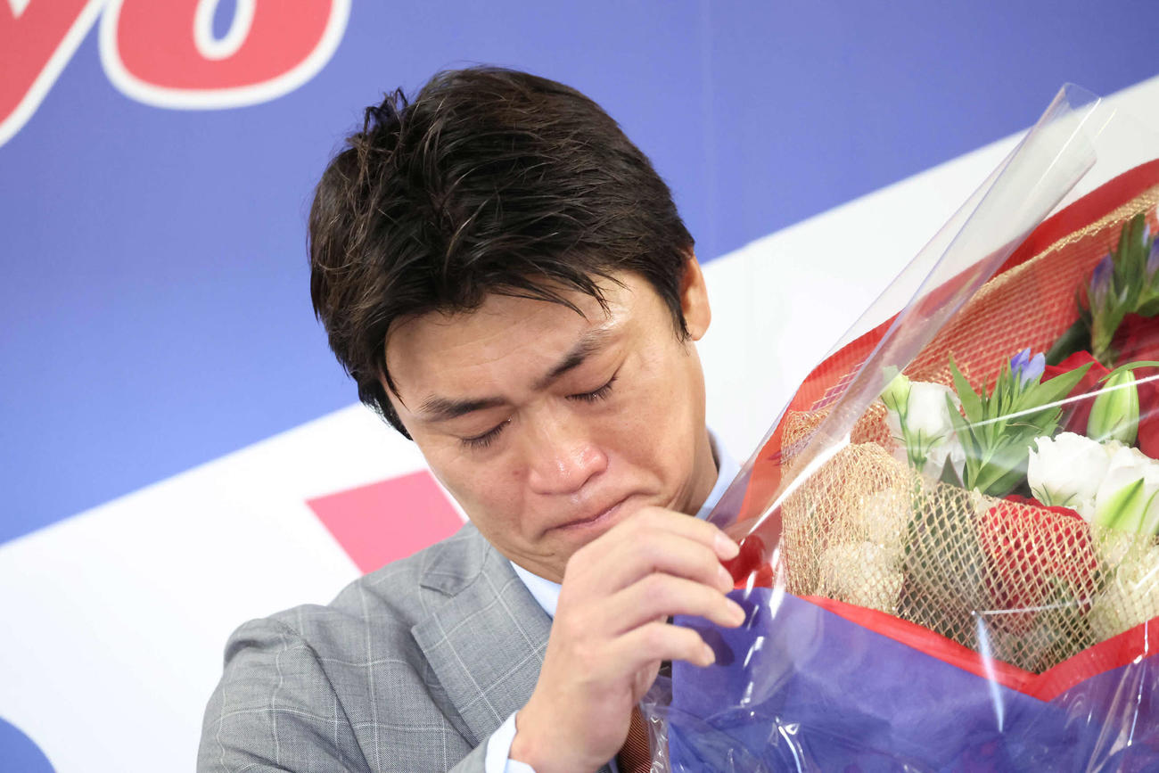 山田、村上両選手から言葉を贈られて涙ぐむヤクルト青木（撮影・丹羽敏通）