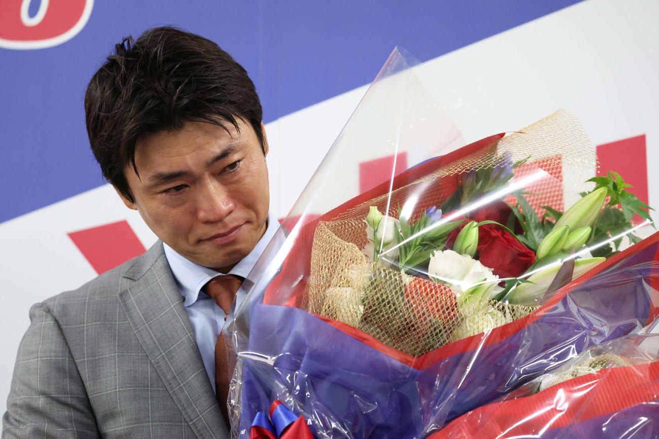 山田、村上両選手から言葉を贈られて涙ぐむヤクルト青木（撮影・丹羽敏通）