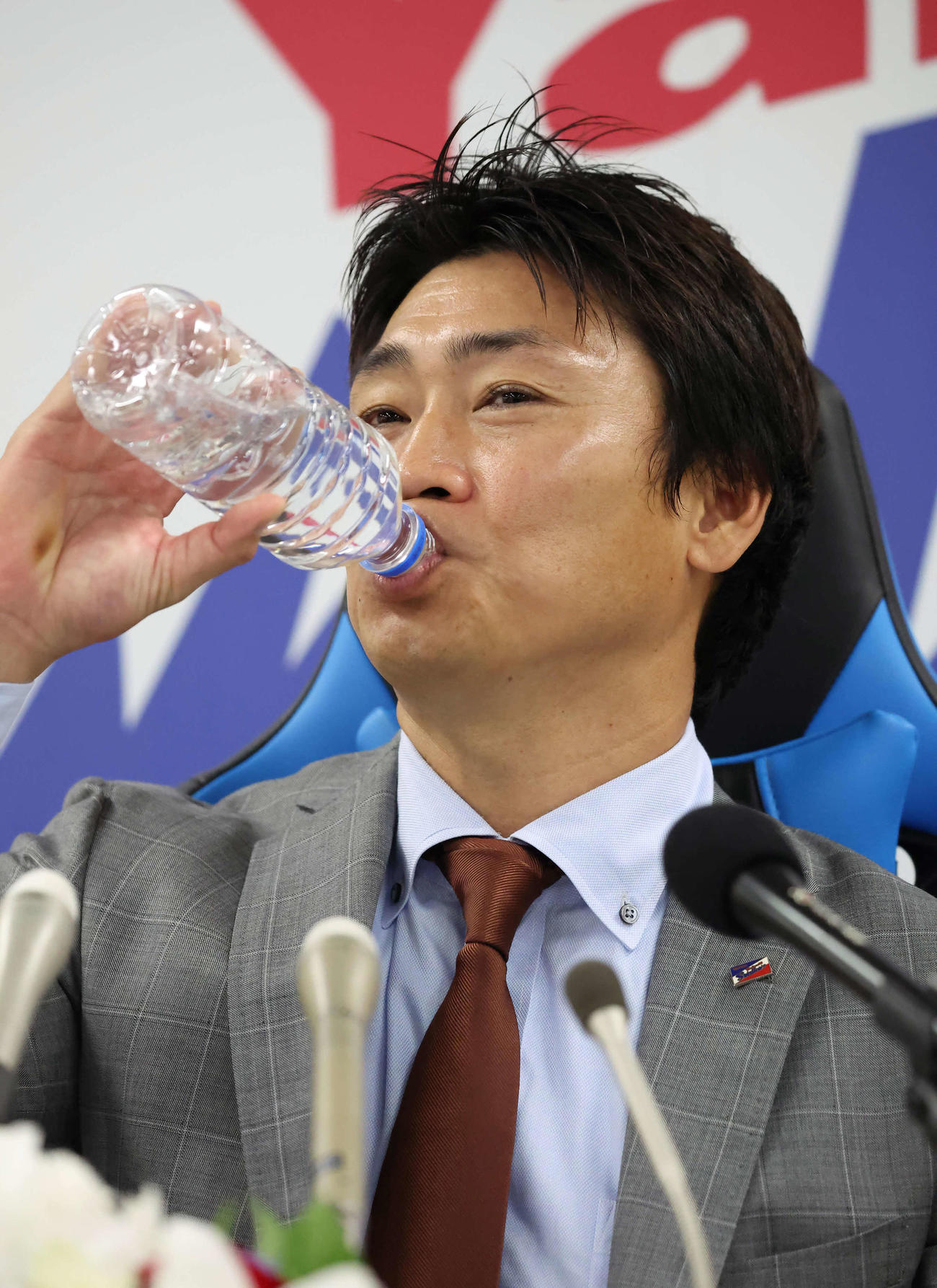 引退会見に臨むヤクルト青木（撮影・丹羽敏通）