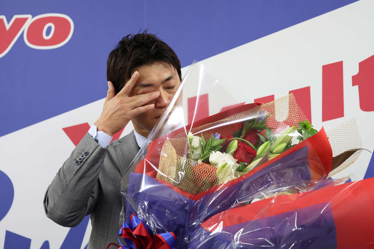山田、村上両選手から言葉を贈られて涙ぐむヤクルト青木（撮影・丹羽敏通）