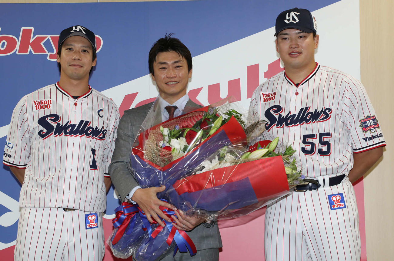 写真に納まる、左から山田、青木、村上（撮影・丹羽敏通）