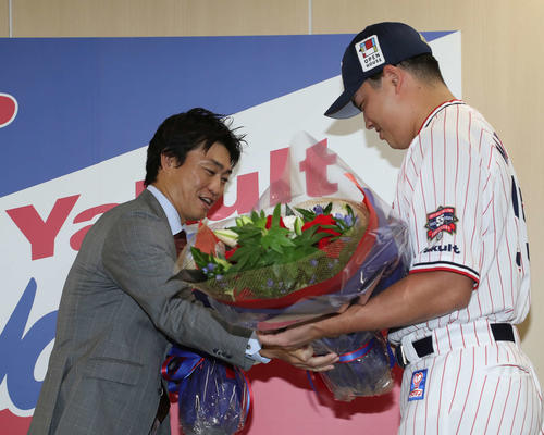 ヤクルト】青木宣親、引退会見で後輩の号泣にもらい泣き 山田哲人と