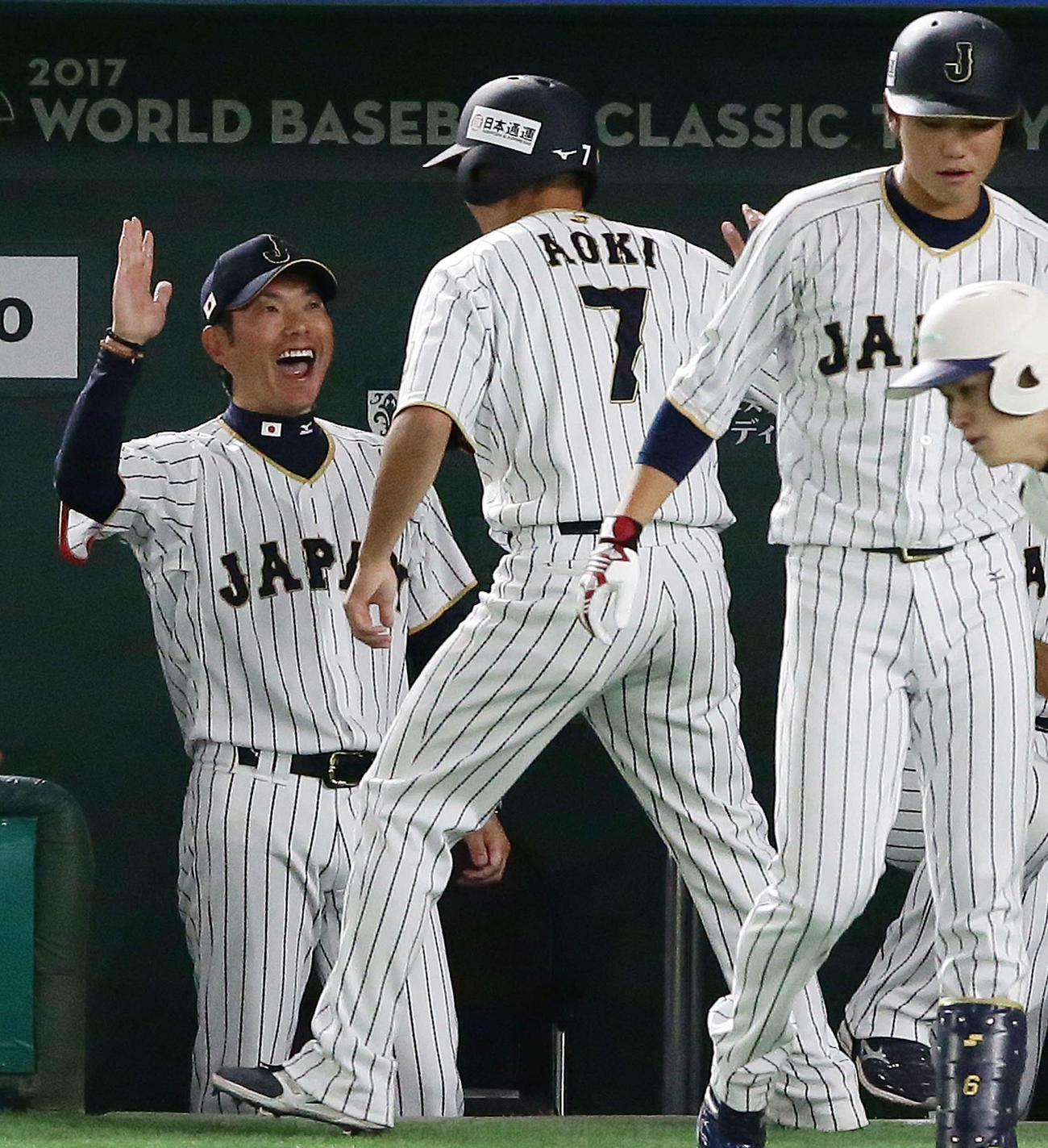 日本対キューバ　1回裏日本2死二塁、筒香の先制適時打で生還した青木を笑顔で迎える小久保監督（2017年3月7日撮影）