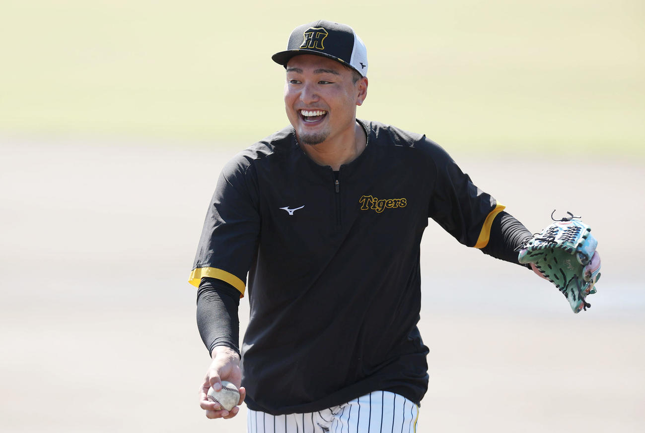 笑顔を見せながら練習に臨む阪神秋山（撮影・前田充）