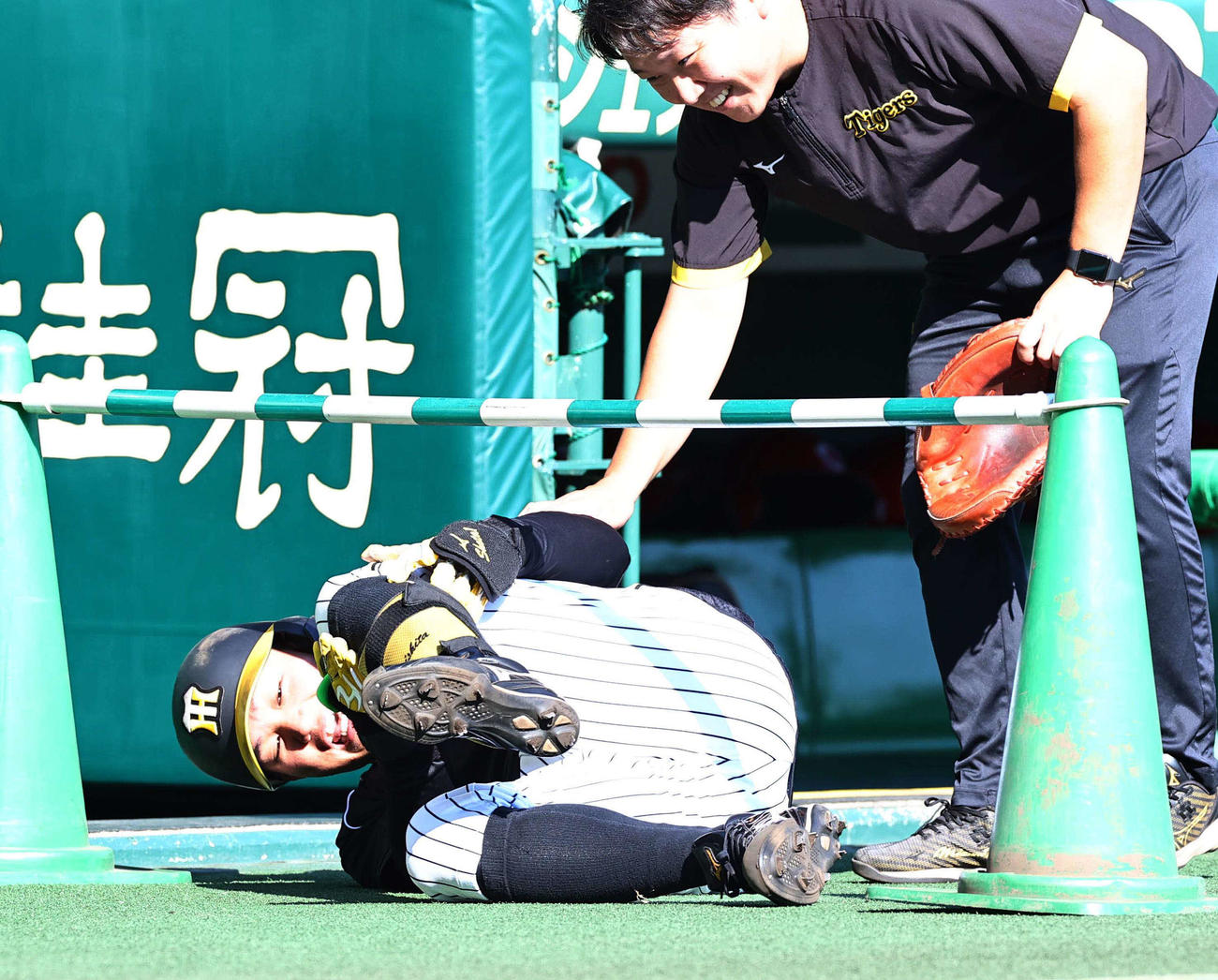 阪神対広島　フリー打撃練習で自打球を当てた森下は左膝を押さえて倒れ込む（撮影・上田博志）