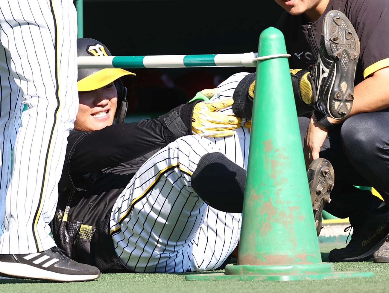 阪神対広島　フリー打撃練習で自打球を当てた森下は左膝を押さえて倒れ込む（撮影・上田博志）