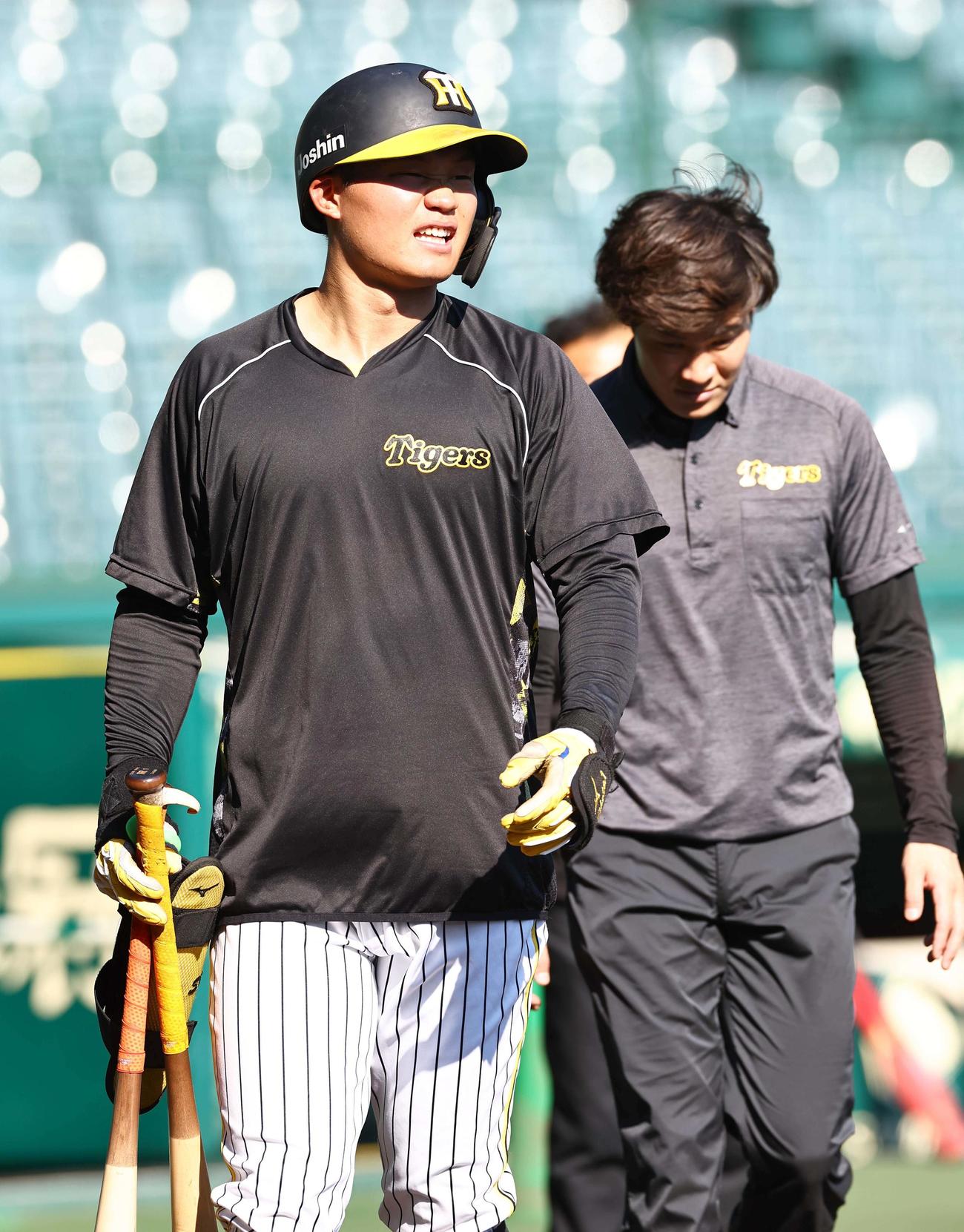 阪神対広島　フリー打撃練習で自打球を当てた森下はベンチに引き揚げる（撮影・上田博志）