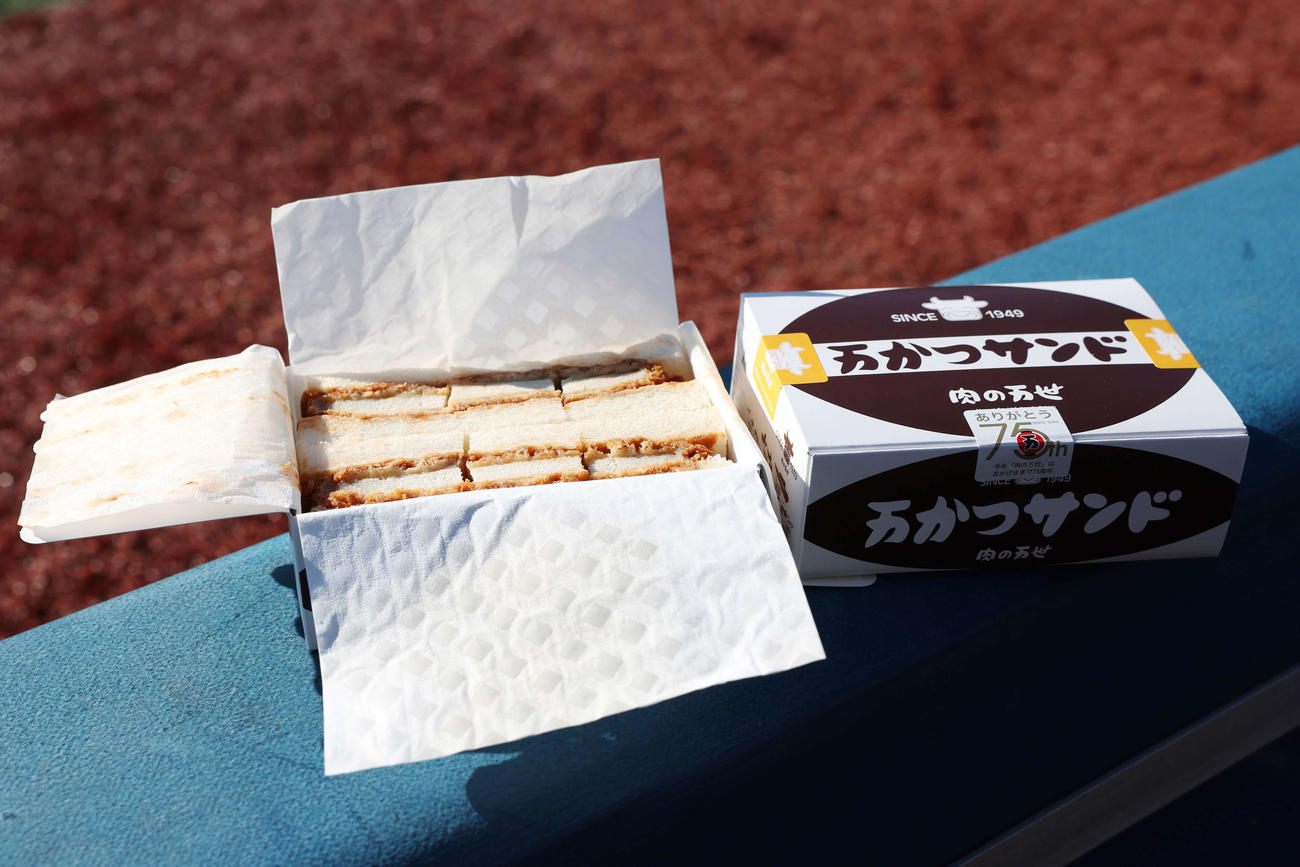 DeNA対中日　「カツしかないフェス」で報道陣に配布された万カツサンド（撮影・宮地輝）