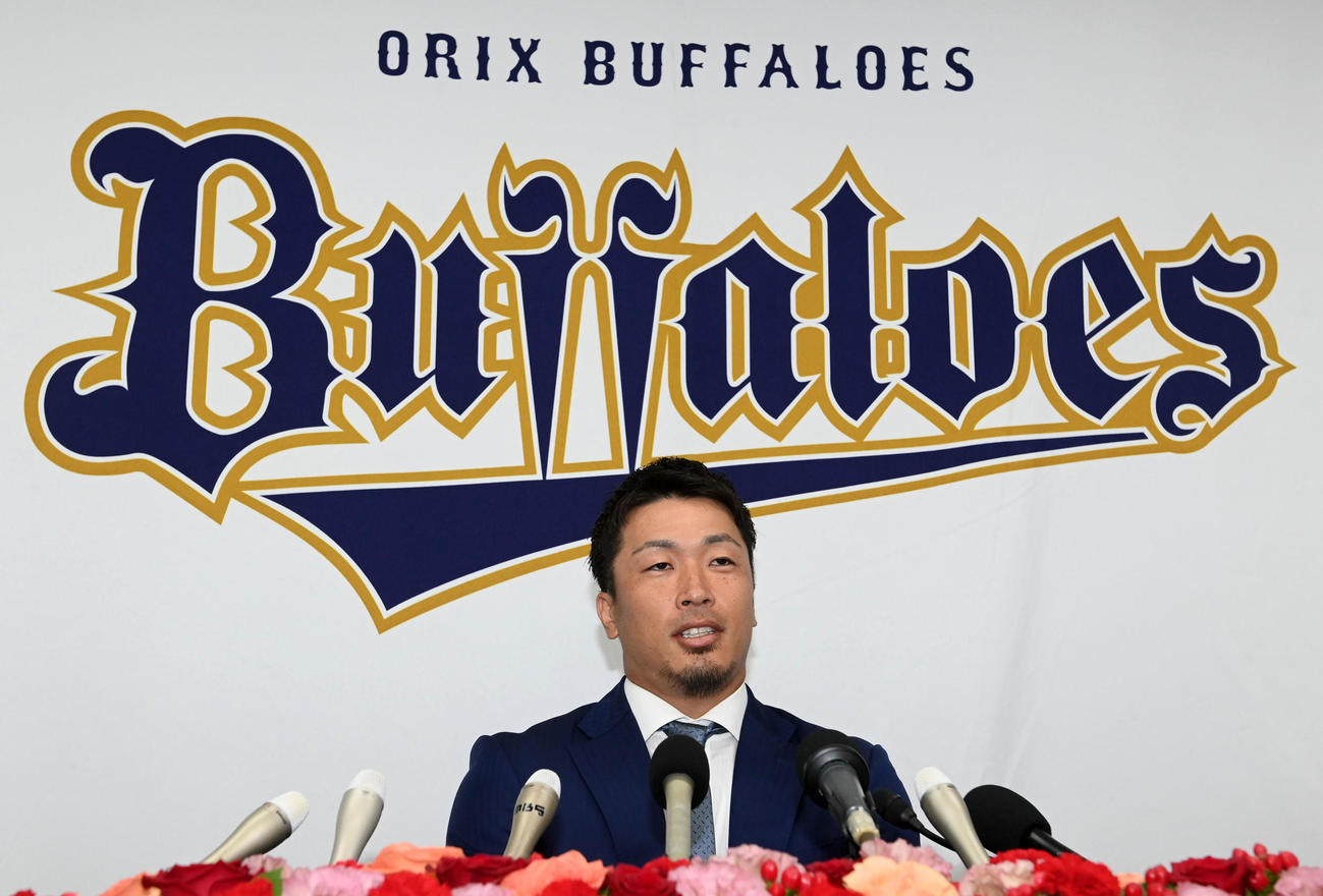 引退会見を行ったオリックス安達（撮影・前岡正明）