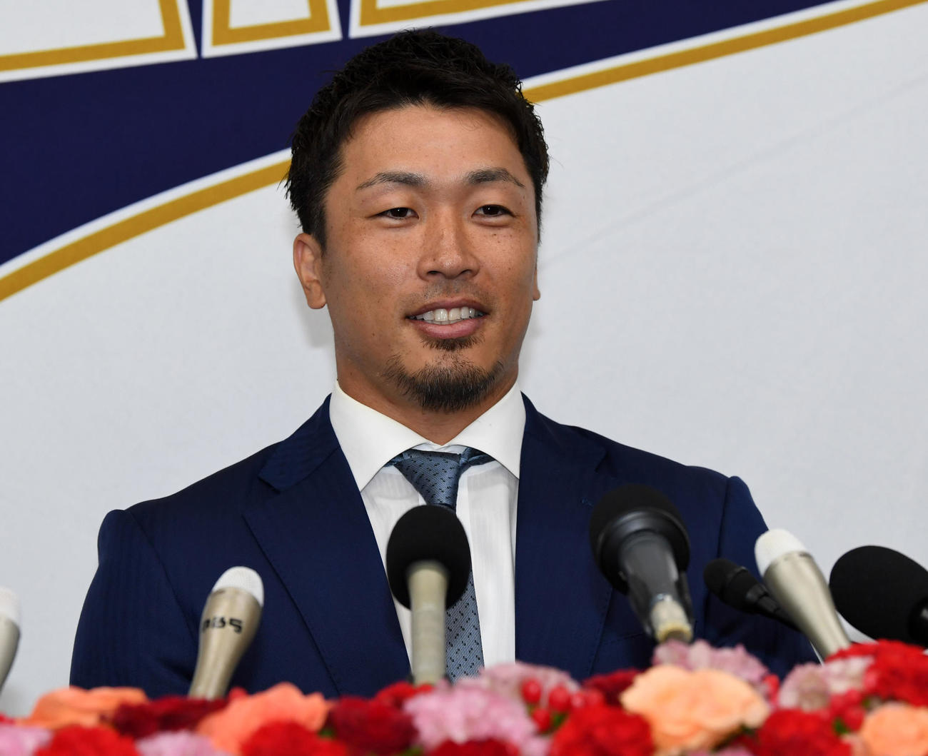 引退会見で笑顔を見せるオリックス安達（撮影・前岡正明）