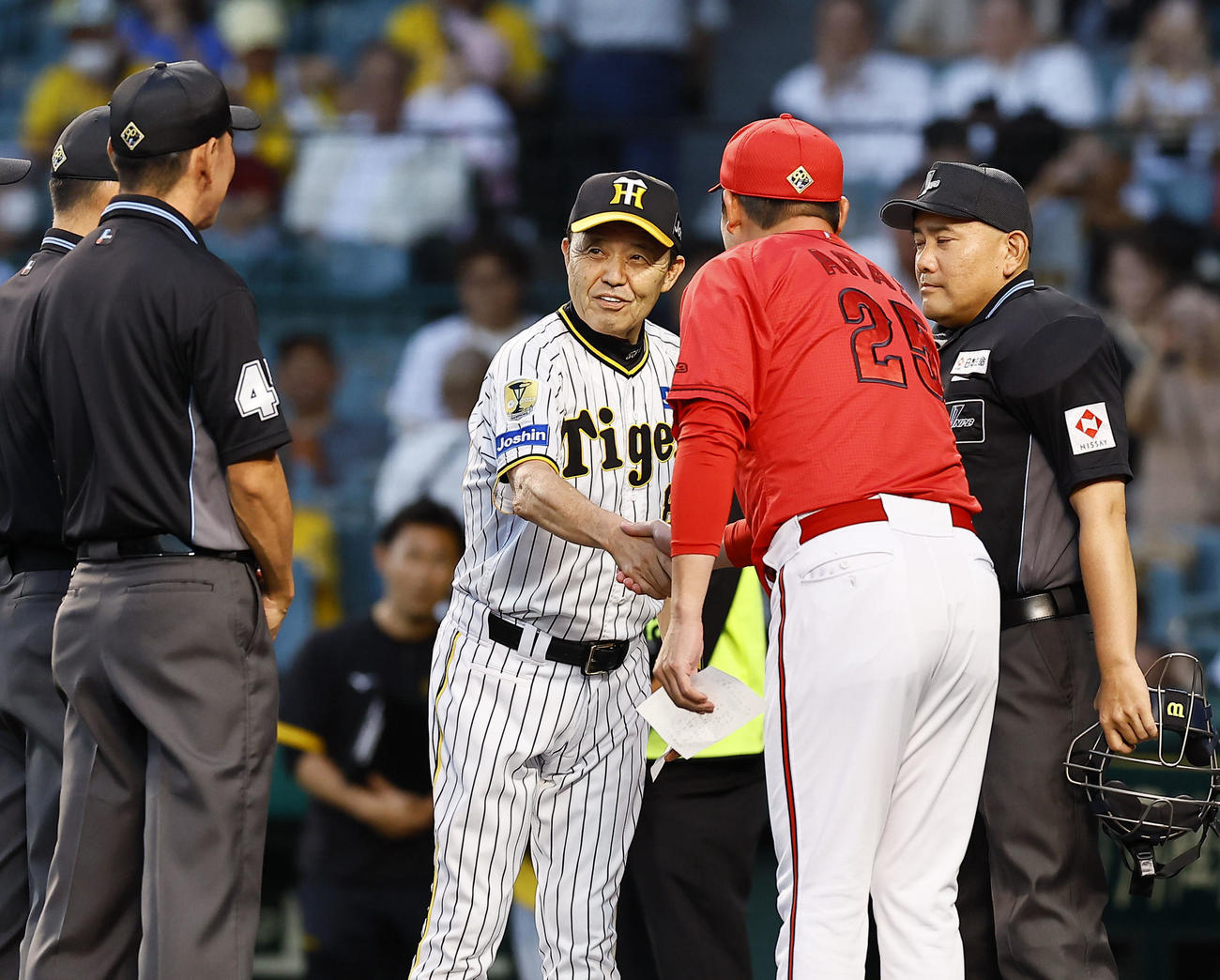 阪神対広島　メンバー表交換をする阪神岡田監督と広島新井監督（撮影・藤尾明華）