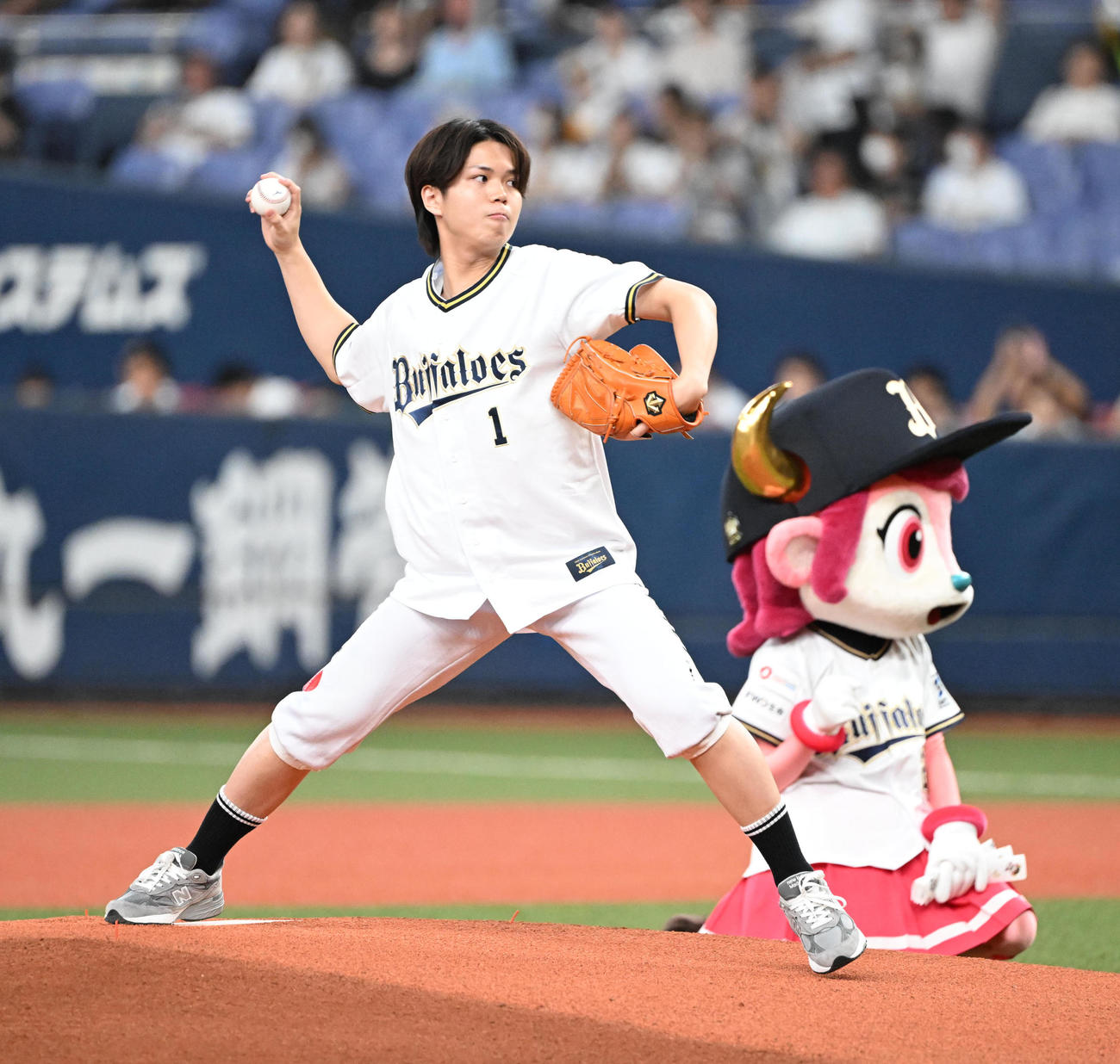 オリックス対ソフトバンク　始球式を務めるフェンシングフルーレ団体で金メダルを獲得した飯村（撮影・和賀正仁）
