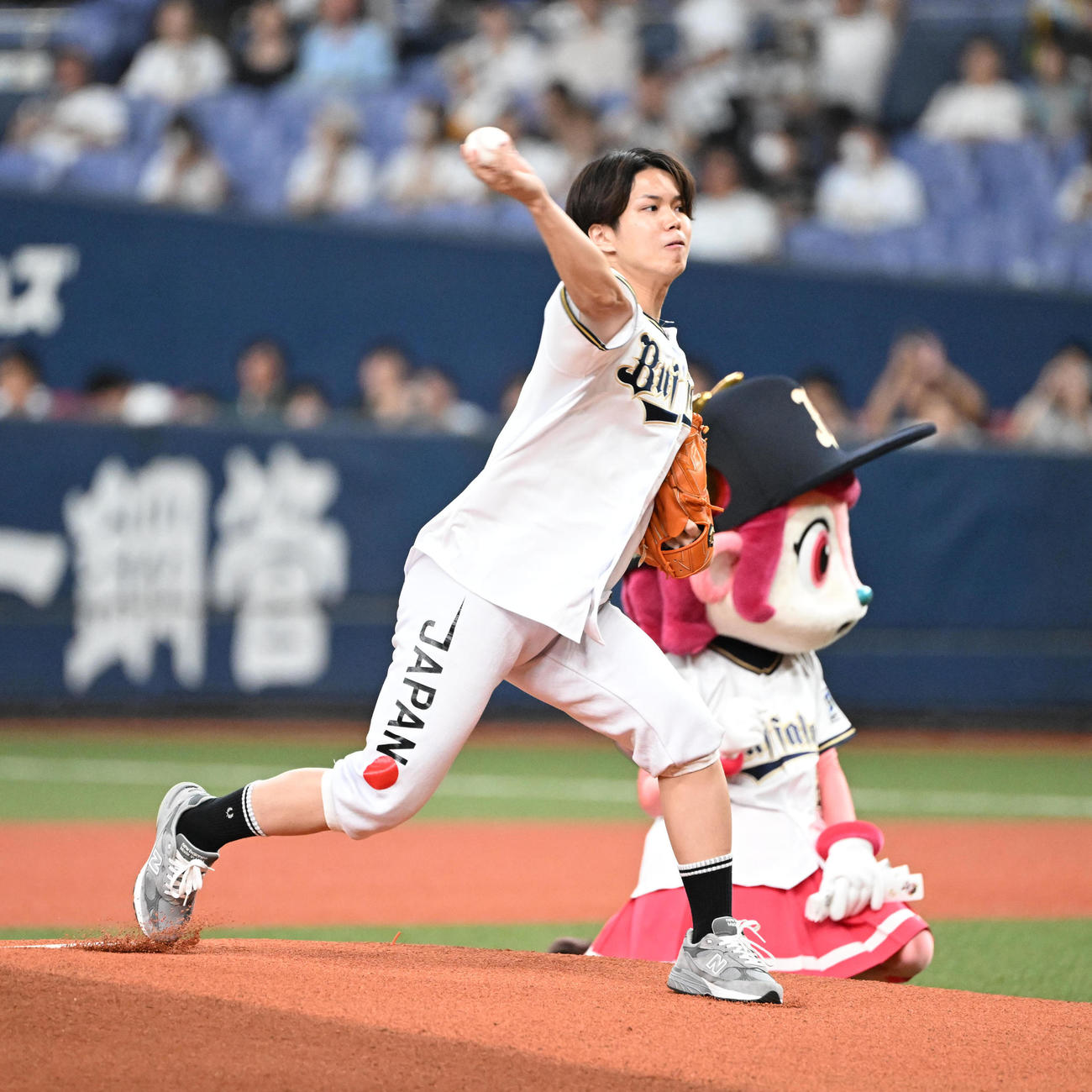 オリックス対ソフトバンク　始球式を務めるフェンシングフルーレ団体で金メダルを獲得した飯村（撮影・和賀正仁）