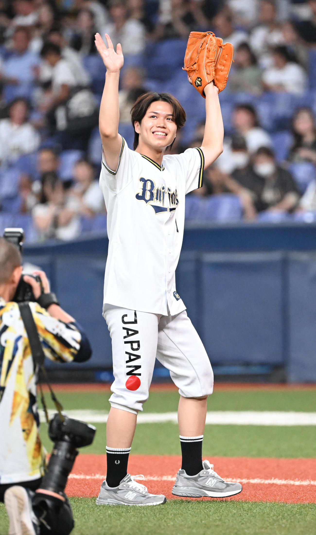オリックス対ソフトバンク　始球式を務めるフェンシングフルーレ団体で金メダルを獲得した飯村（撮影・和賀正仁）