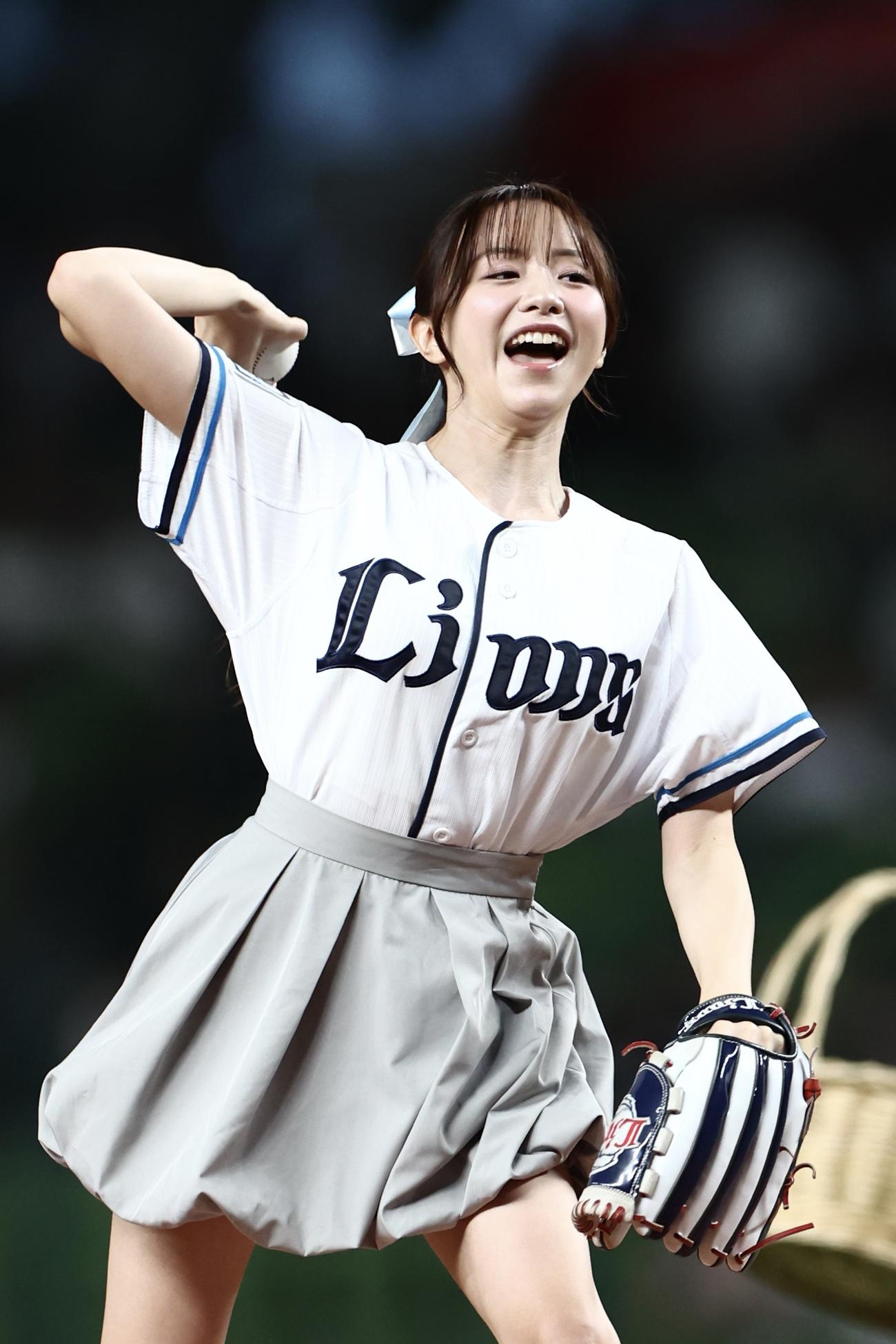 西武対ロッテ　開始前、セレモニアルピッチを務める森香澄（撮影・河田真司）