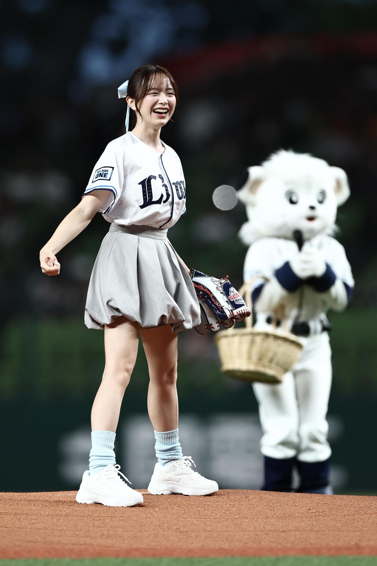 西武対ロッテ　開始前、セレモニアルピッチを務める森香澄（撮影・河田真司）