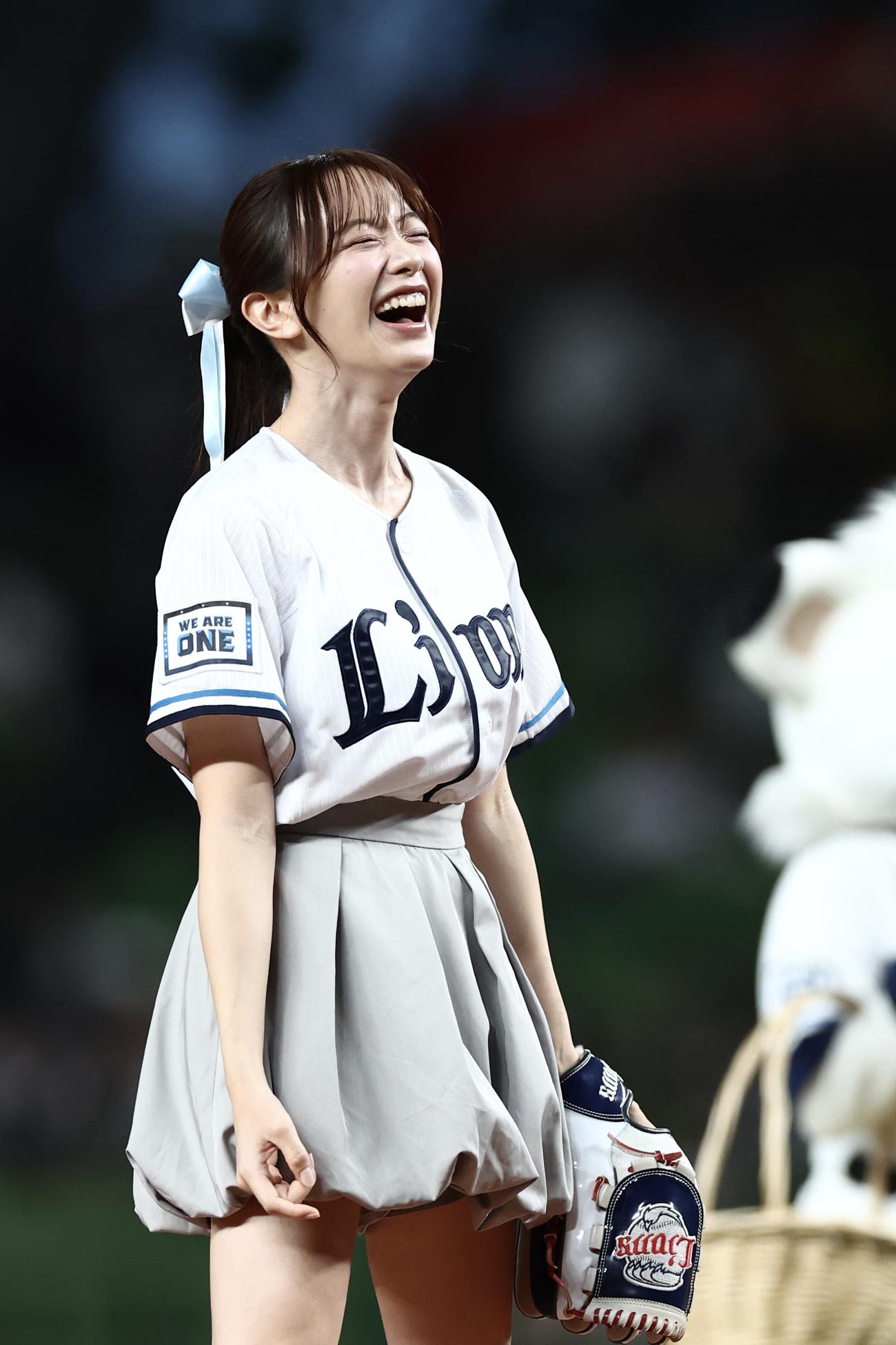 西武対ロッテ　開始前、セレモニアルピッチを務める森香澄（撮影・河田真司）