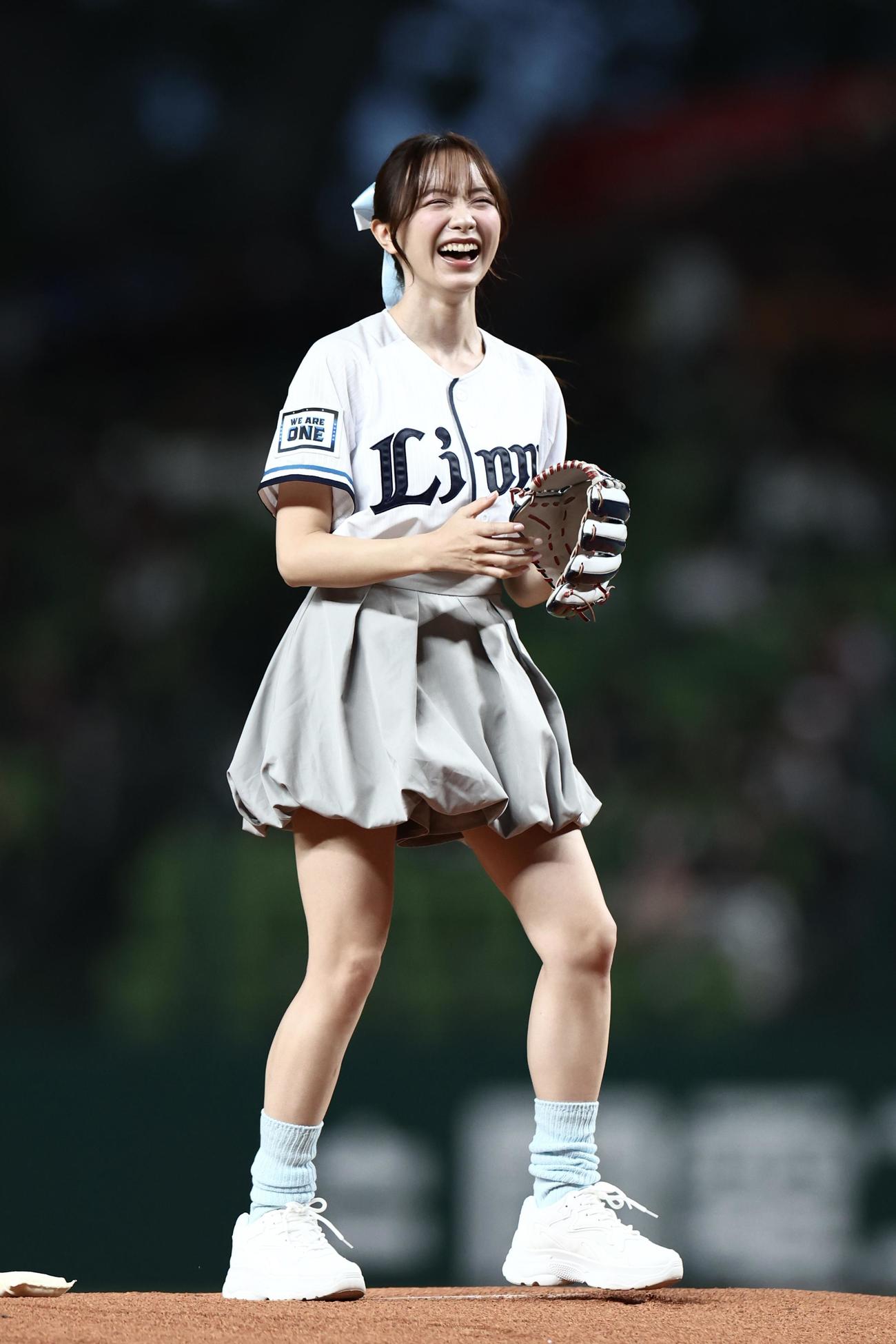 西武対ロッテ　開始前、セレモニアルピッチを務める森香澄（撮影・河田真司）