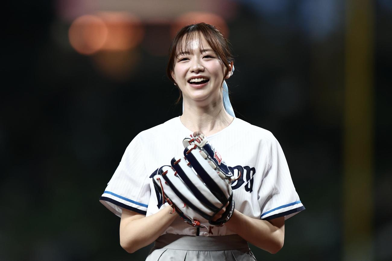 西武対ロッテ　開始前、セレモニアルピッチを終える森香澄（撮影・河田真司）