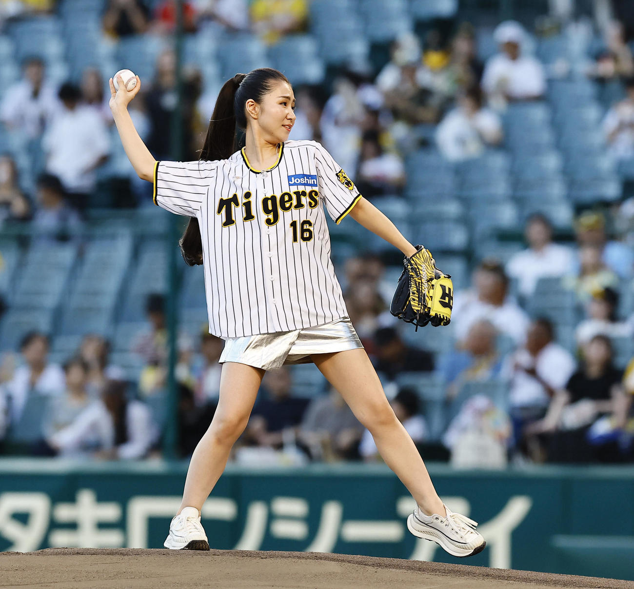 阪神対広島　ファーストピッチを務めた歌手の田中あいみ（撮影・藤尾明華）