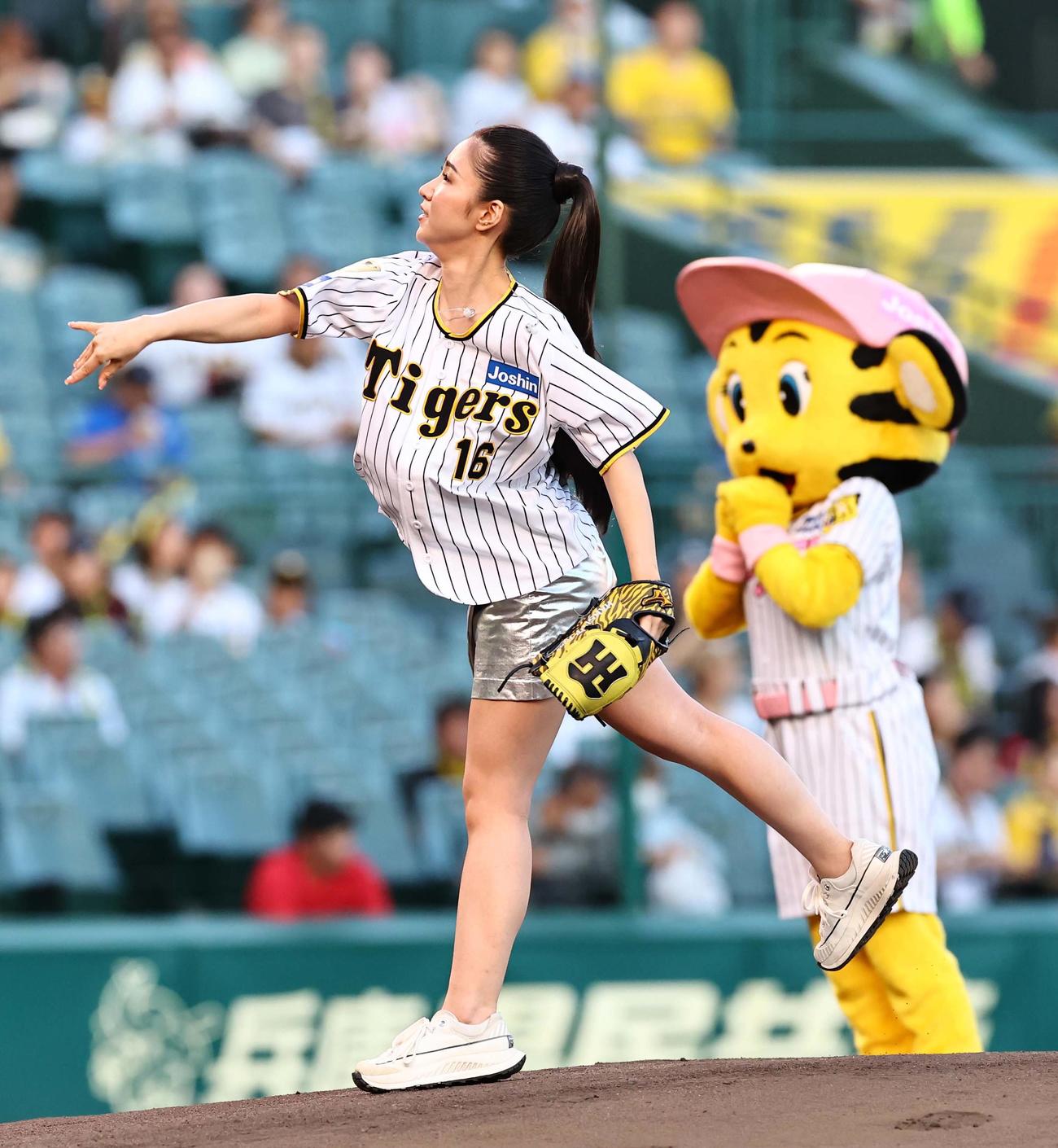阪神対広島　ファーストピッチセレモニーで投球する演歌歌手の田中あいみ（撮影・上田博志）