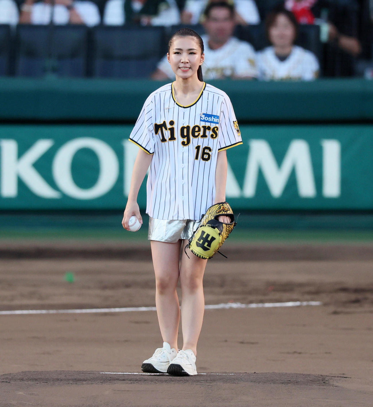 阪神対広島　ファーストピッチに登場した田中あいみさん（撮影・加藤哉）