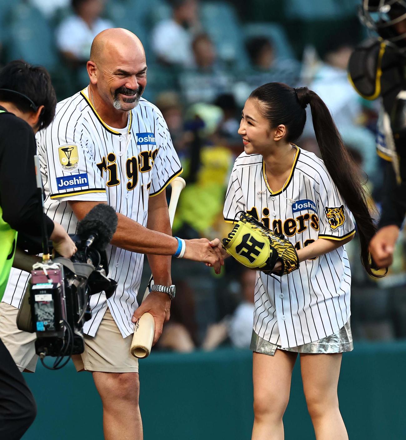 阪神対広島　ファーストピッチセレモニーを務めた演歌歌手の田中あいみ（右）は打席に立ったの元阪神ムーア氏と握手を交わす（撮影・上田博志）