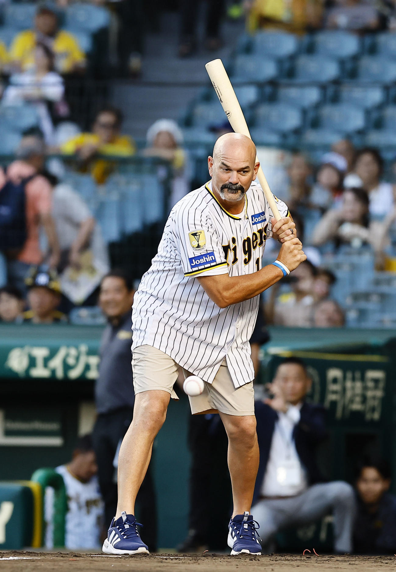 阪神対広島　ファーストピッチで打席に立つトレイ・ムーア氏（撮影・藤尾明華）