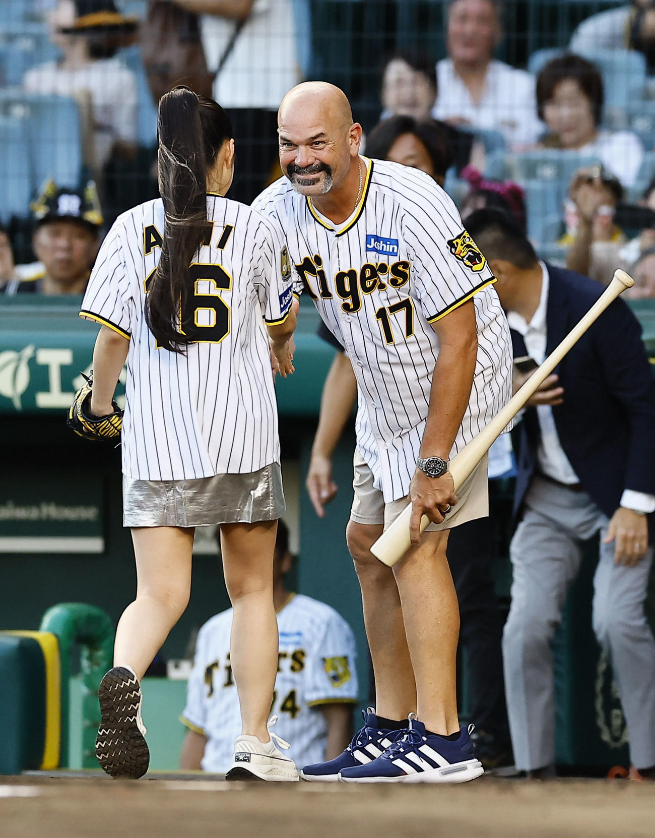 阪神対広島　ファーストピッチを終え、歌手の歌手の田中あいみと握手を交わすトレイ・ムーア氏（撮影・藤尾明華）
