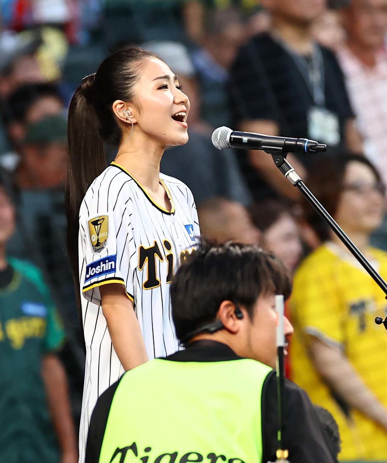 阪神対広島　国歌独唱をする演歌歌手の田中あいみ（撮影・上田博志）