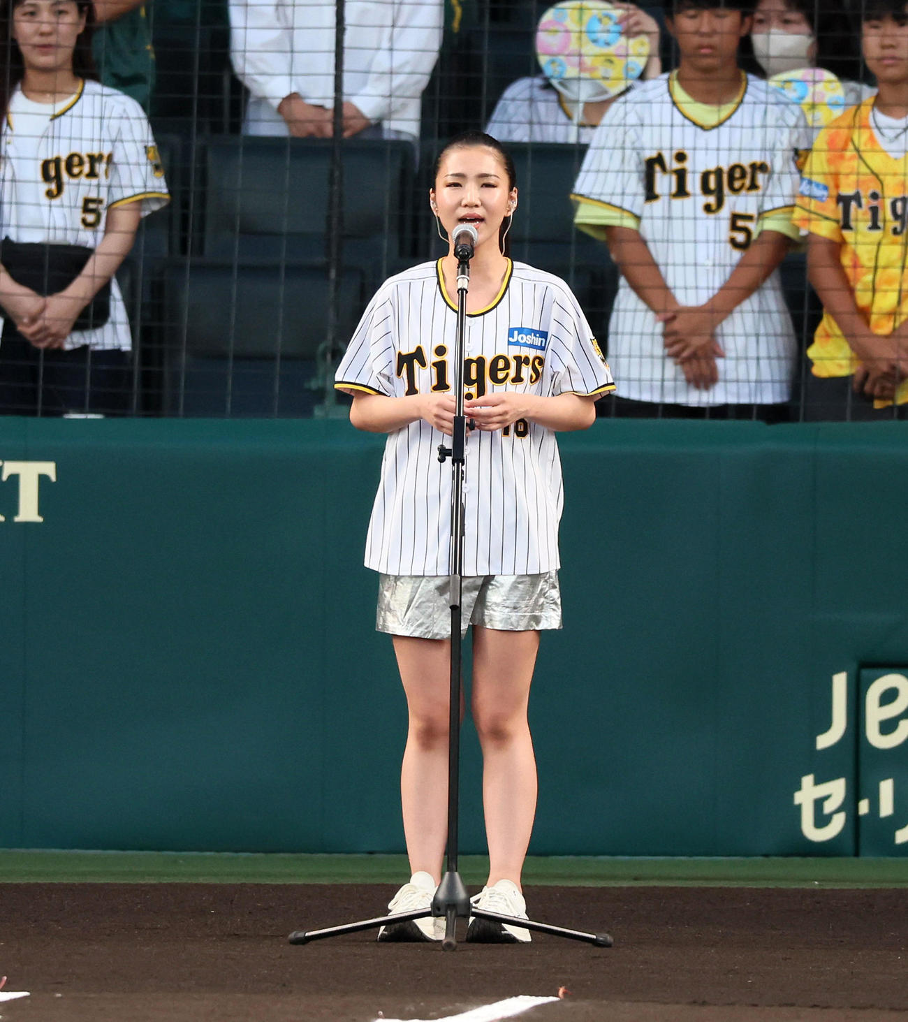 阪神対広島　君が代独唱する田中あいみさん（撮影・加藤哉）