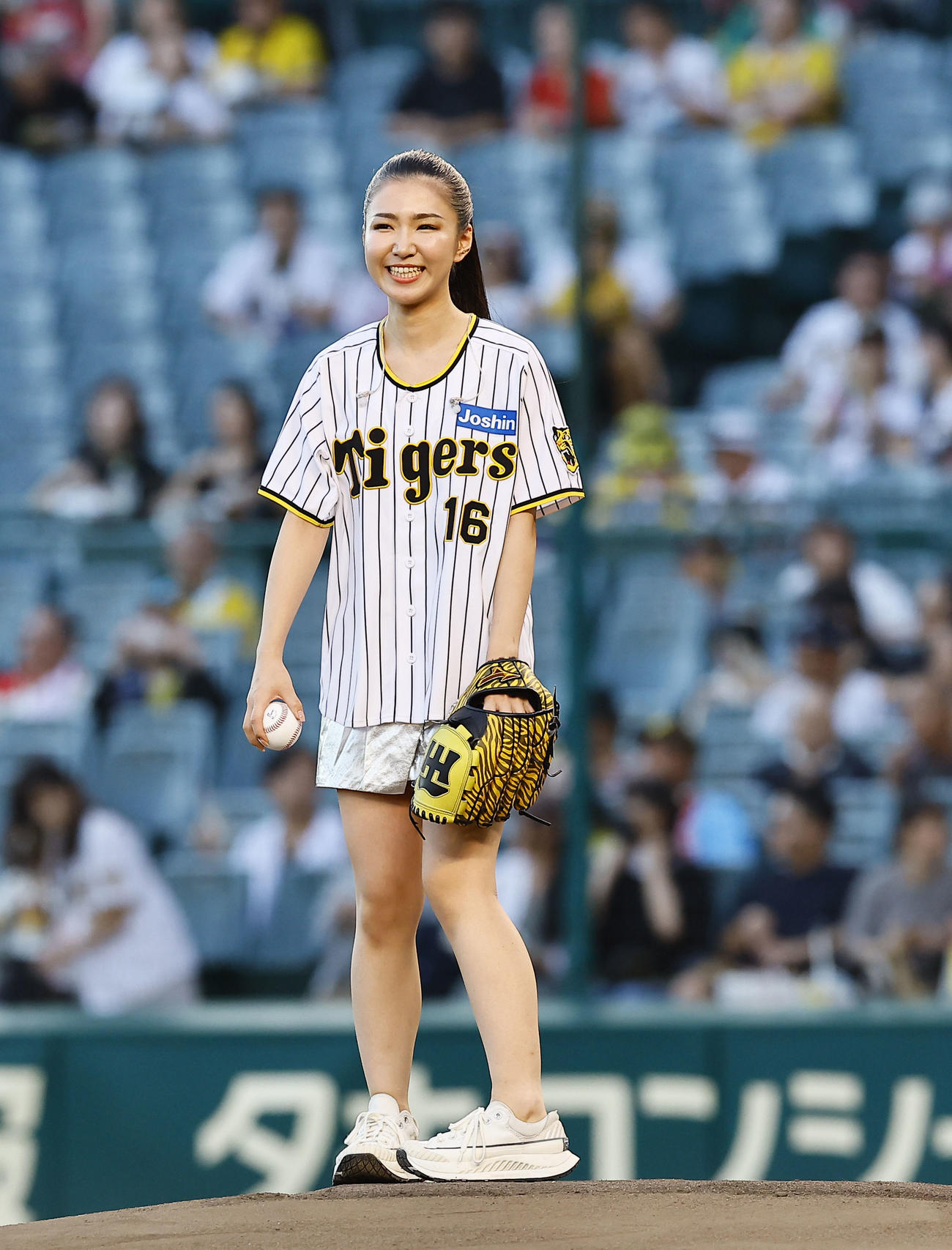 阪神対広島　ファーストピッチを務めた歌手の田中あいみ（撮影・藤尾明華）