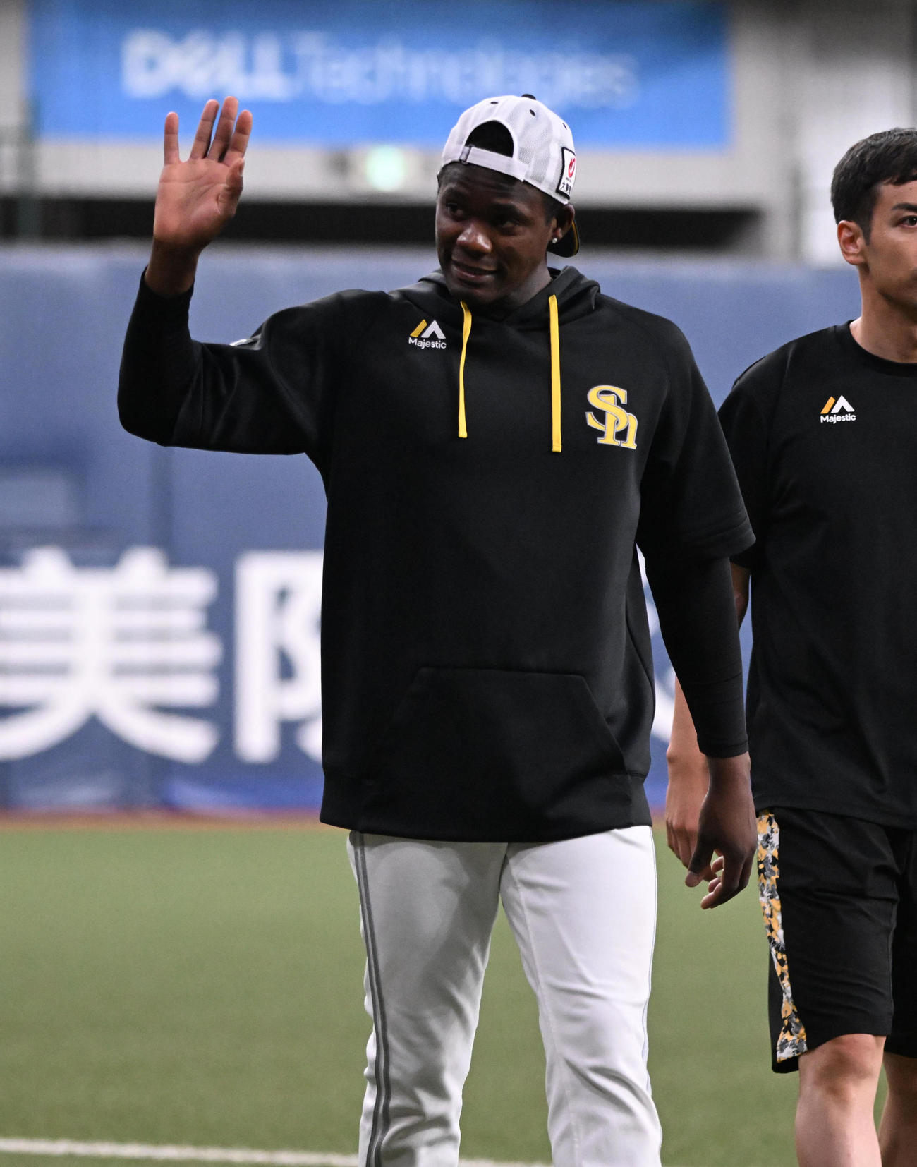 オリックス対ソフトバンク　ファンに手を振りながら引き揚げるソフトバンク・モイネロ（撮影・和賀正仁）