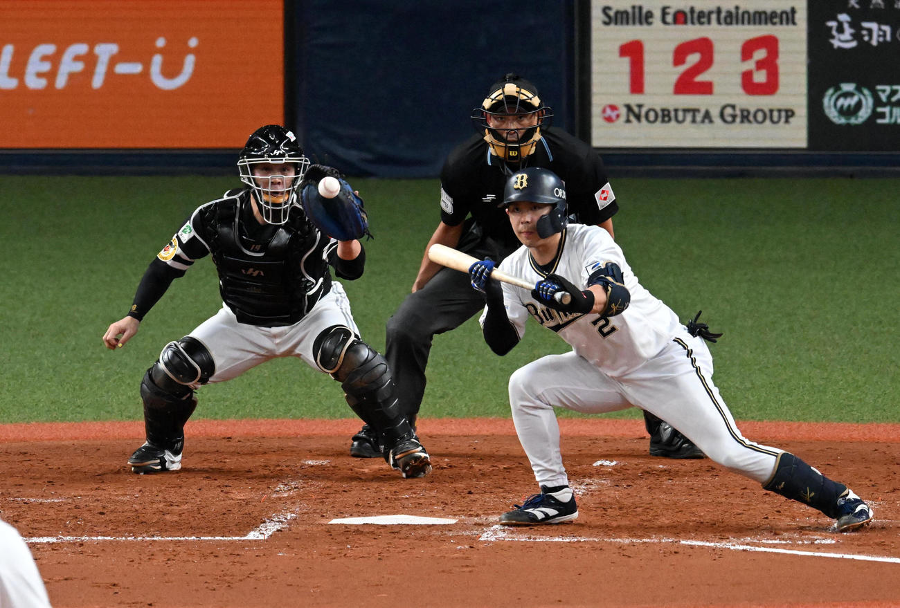 オリックス対ソフトバンク　2回裏オリックス1死二、三塁、スクイズの構えで見送る若月（撮影・前岡正明）