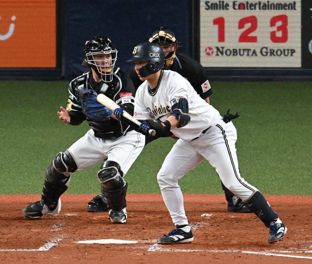 オリックス対ソフトバンク　2回裏オリックス1死二、三塁、飛び出したセデーニョを見て三塁に送球する甲斐（撮影・前岡正明）