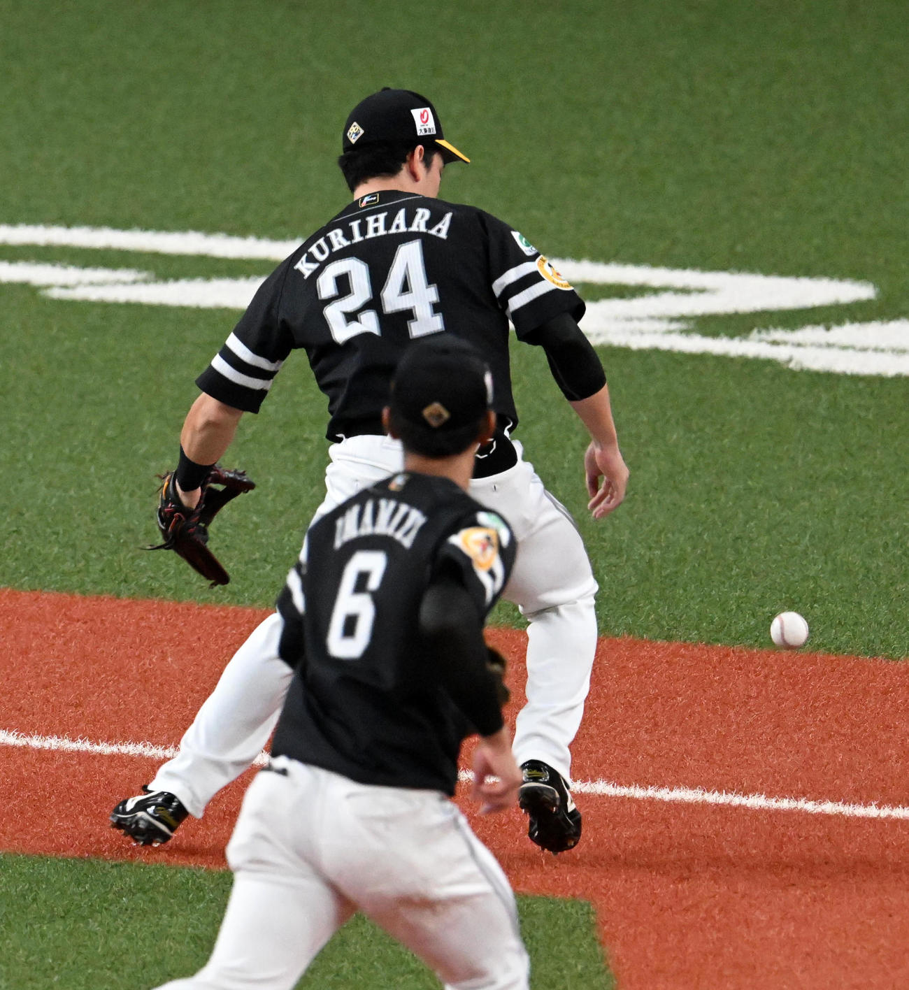 オリックス対ソフトバンク　2回裏オリックス1死二、三塁、甲斐の送球を三塁の栗原が落球（撮影・前岡正明）
