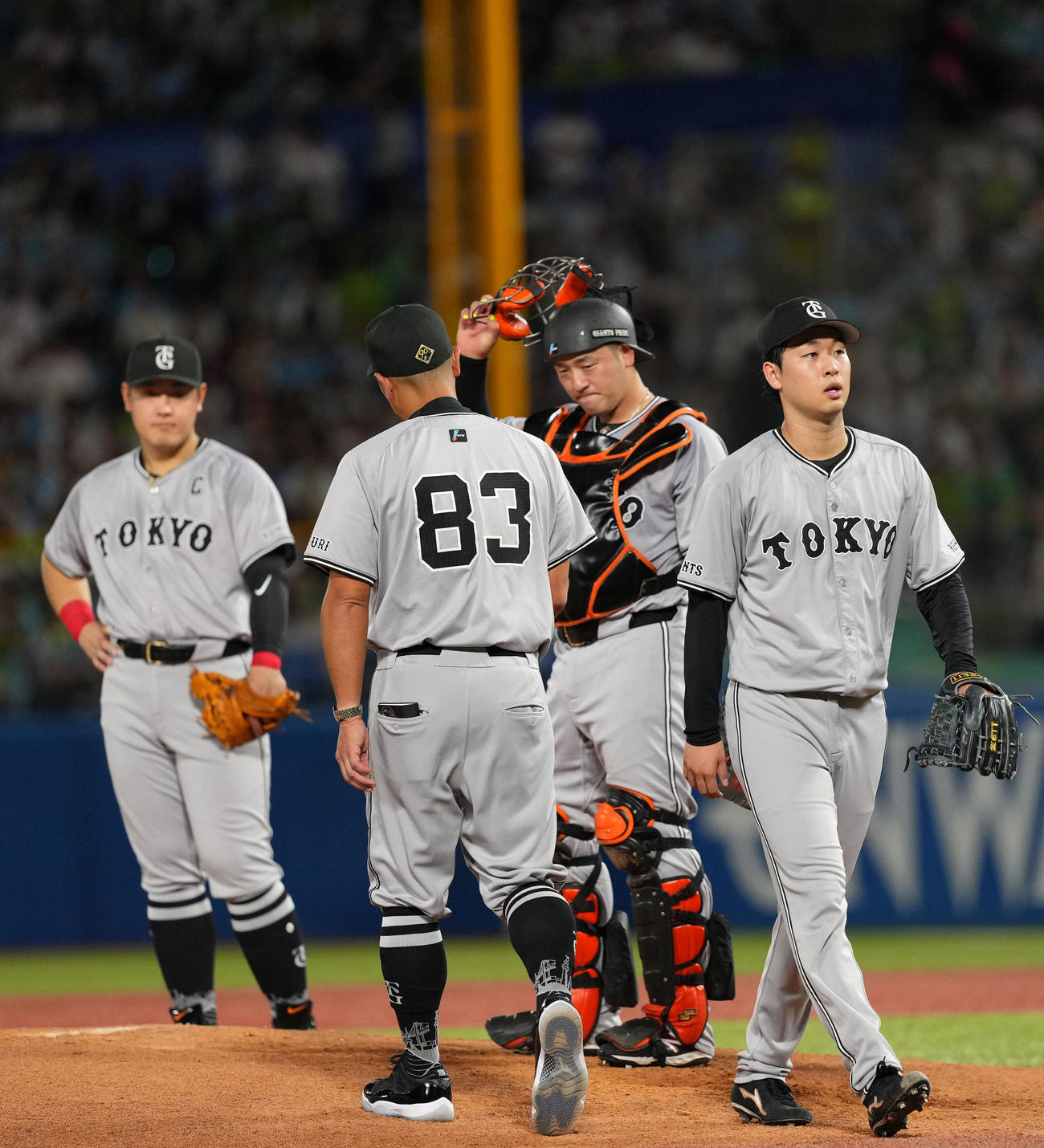 ヤクルト対巨人　3回裏途中でマウンドを降りる巨人山崎伊（右）（撮影・横山健太）