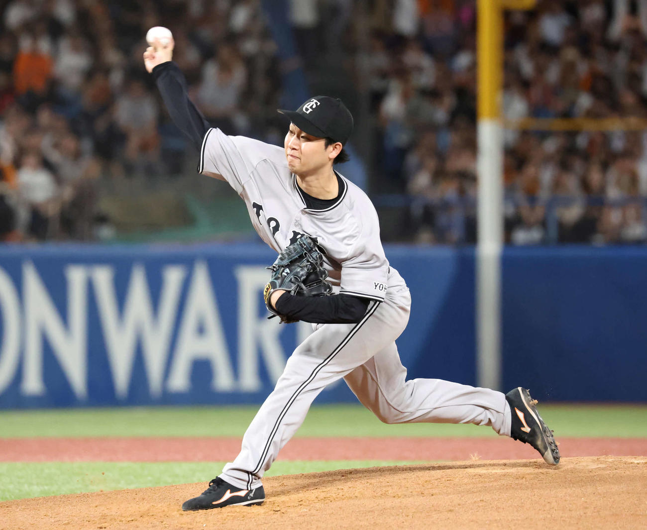 ヤクルト対巨人　力投する巨人先発山崎伊（撮影・丹羽敏通）