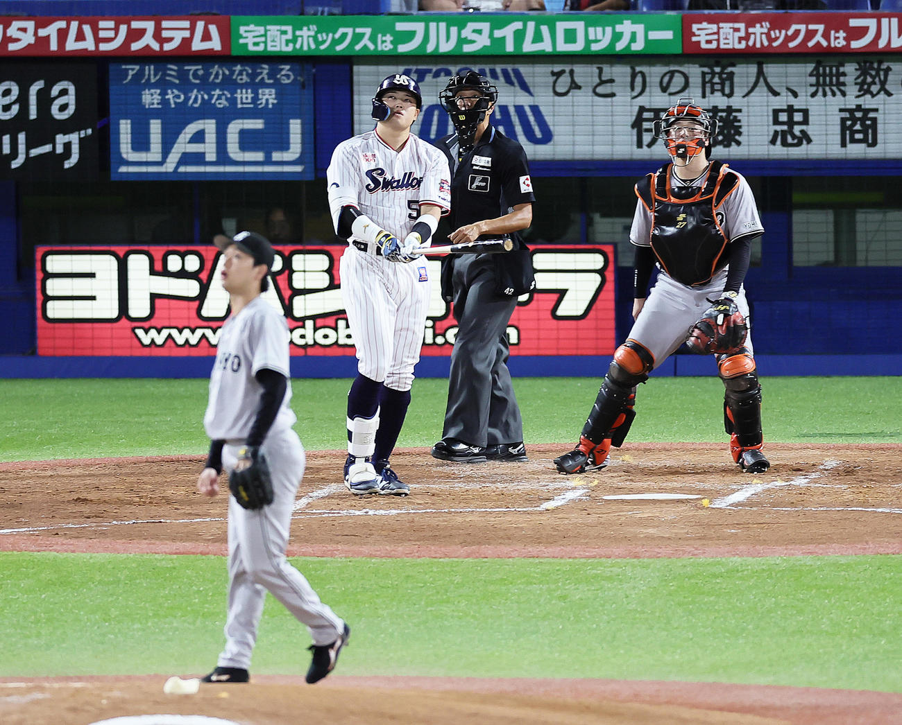 ヤクルト対巨人　1回裏ヤクルト1死一、二塁、村上は先制3点本塁打を放つ。投手山崎伊（撮影・足立雅史）